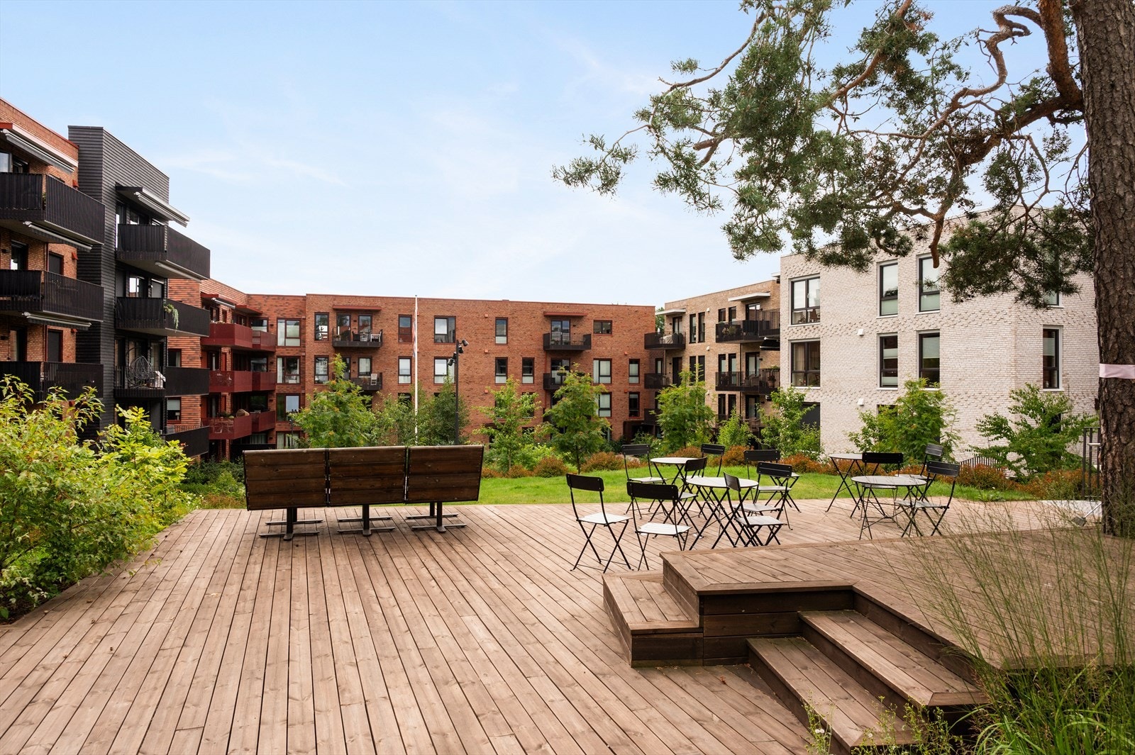 Felles uteområde med hyggelige sitteplasser og god plass til å nyte omgivelsene. Galleribilde