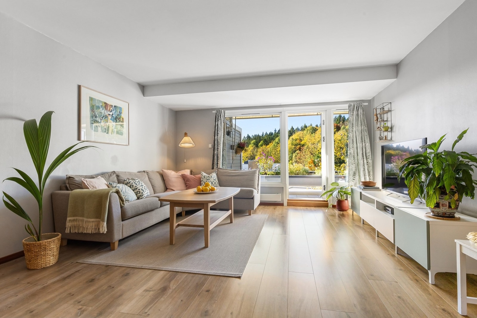 Stuen har god plass til stor sofagruppe og store vindusflater mot naturen utenfor Galleribilde