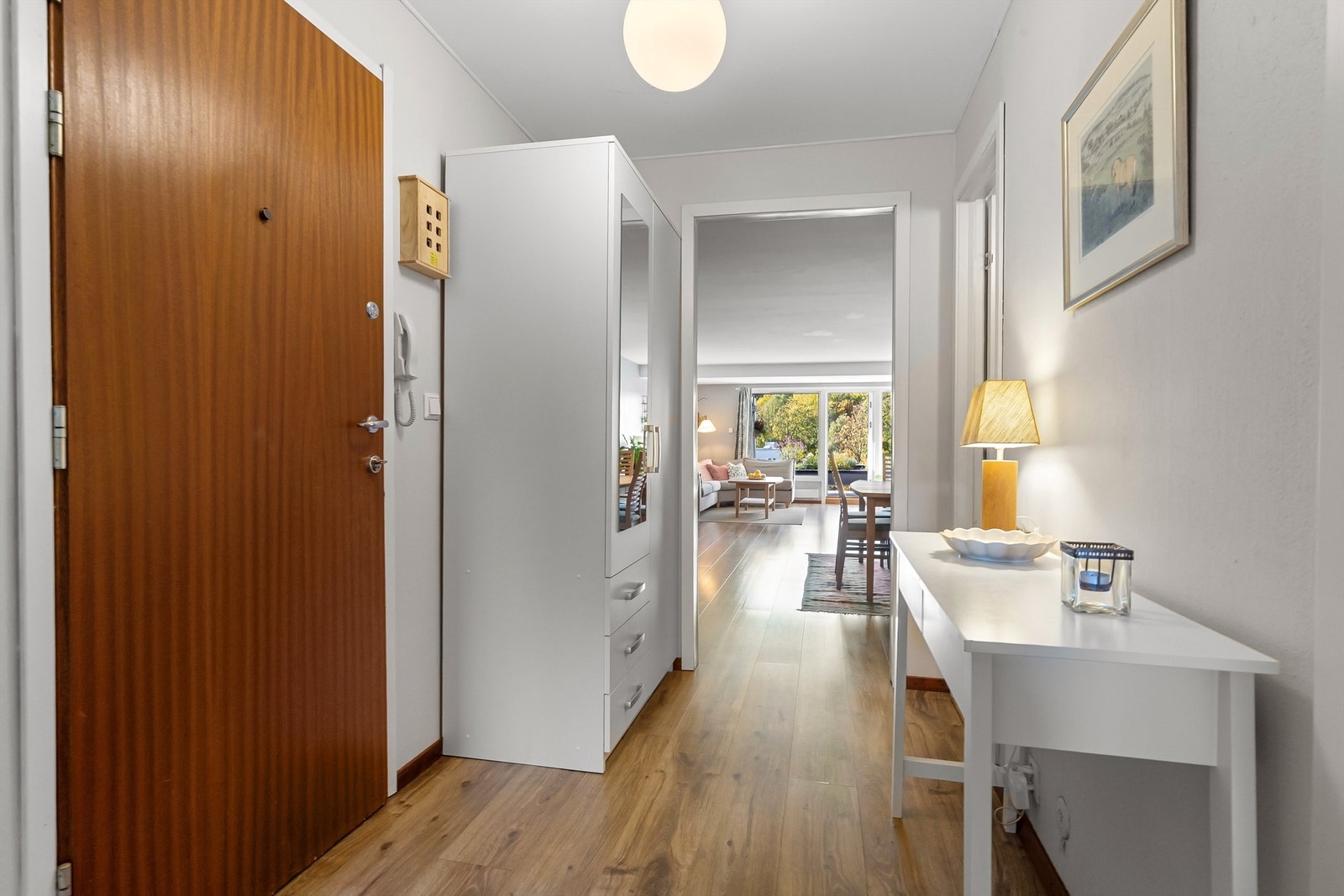 Entréen har plass til oppbevaringsmøbler. Galleribilde
