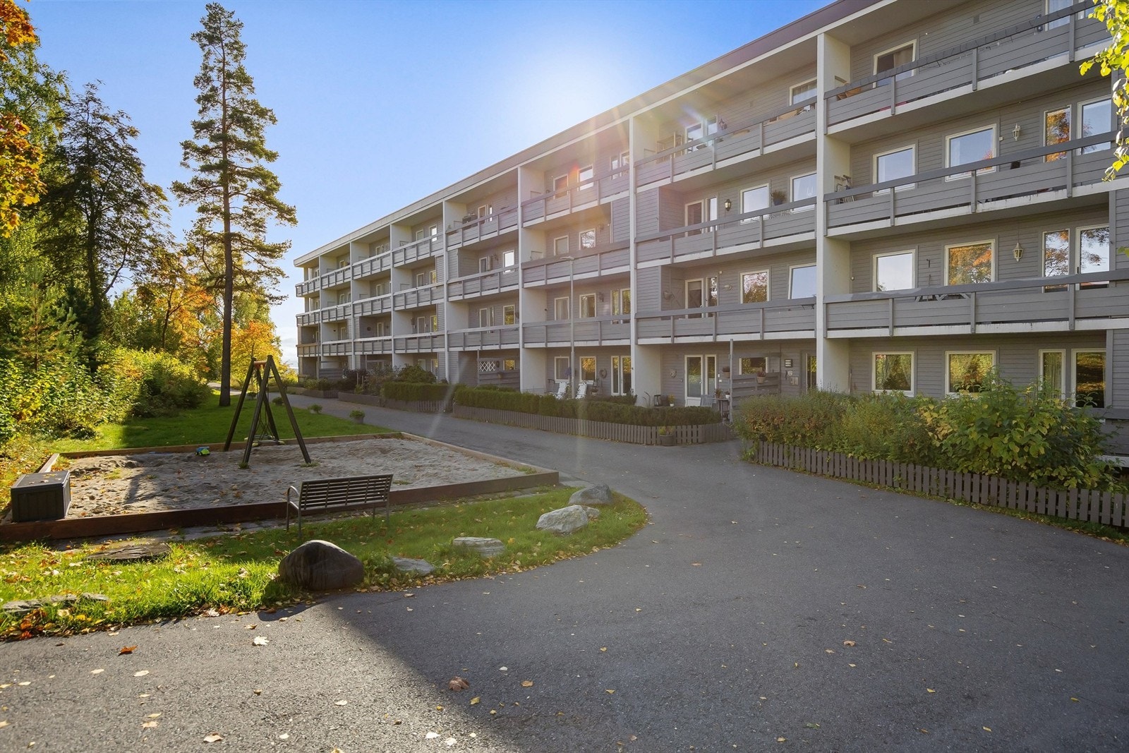 Bileffektivt og barnevennlig bomiljø med asfalterte internveier og lekeområder. Galleribilde