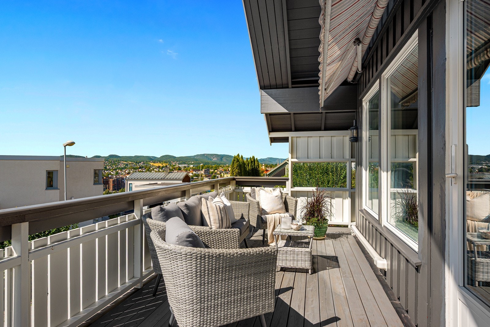Vestvendt terrasse ut fra stue Galleribilde