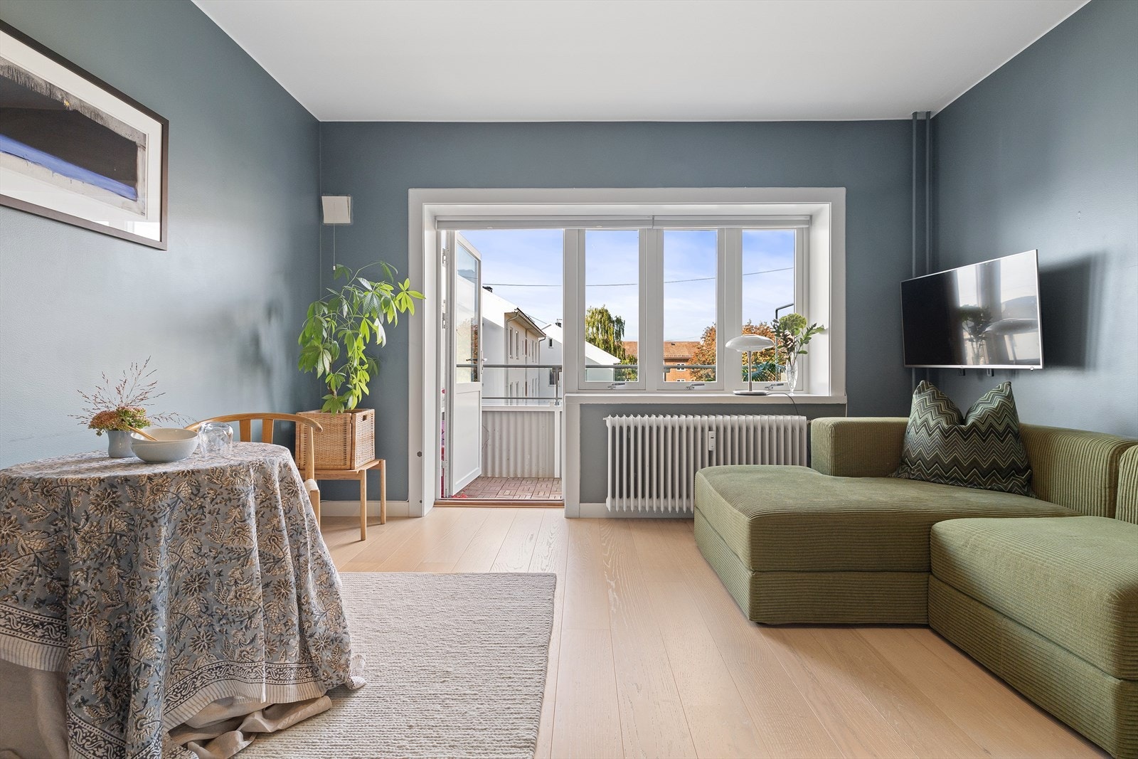 Stuen har store vindusflater som slipper inn rikelig med naturlig lys, mens takhøyden på 2,63 meter bidrar til en luftig og behagelig romfølelse. Galleribilde