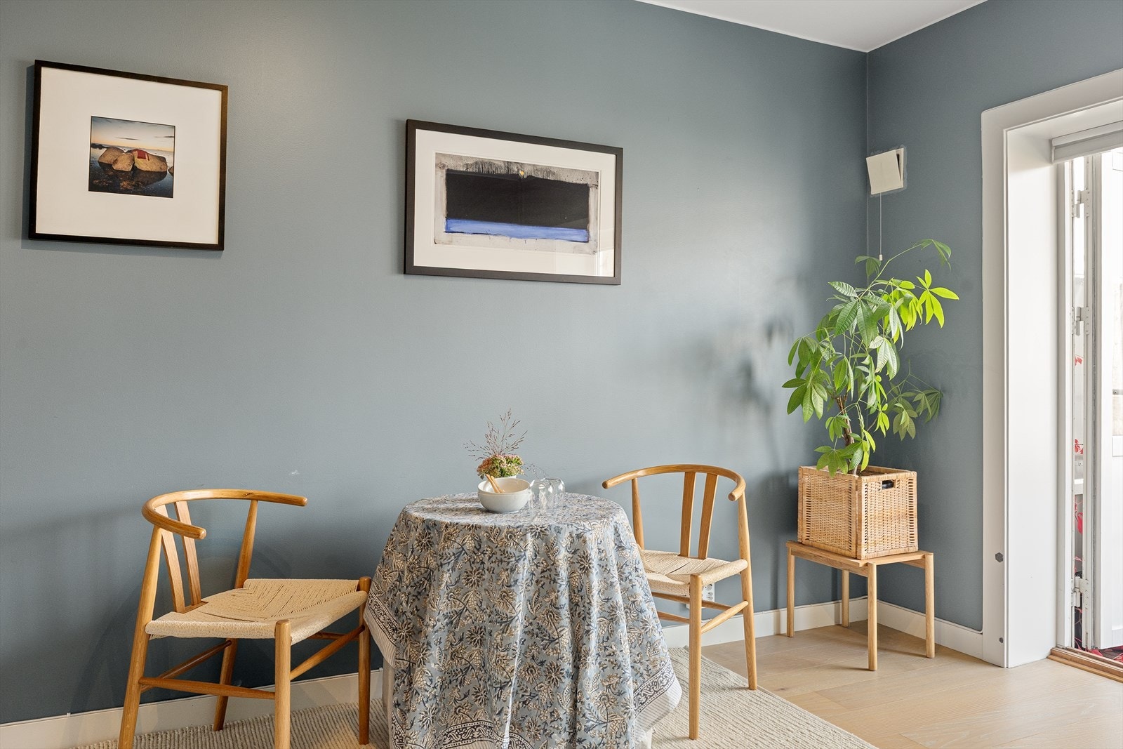 Rommet byr også på en naturlig plass til spisebord, perfekt for hyggelige måltider med venner og familie. Galleribilde