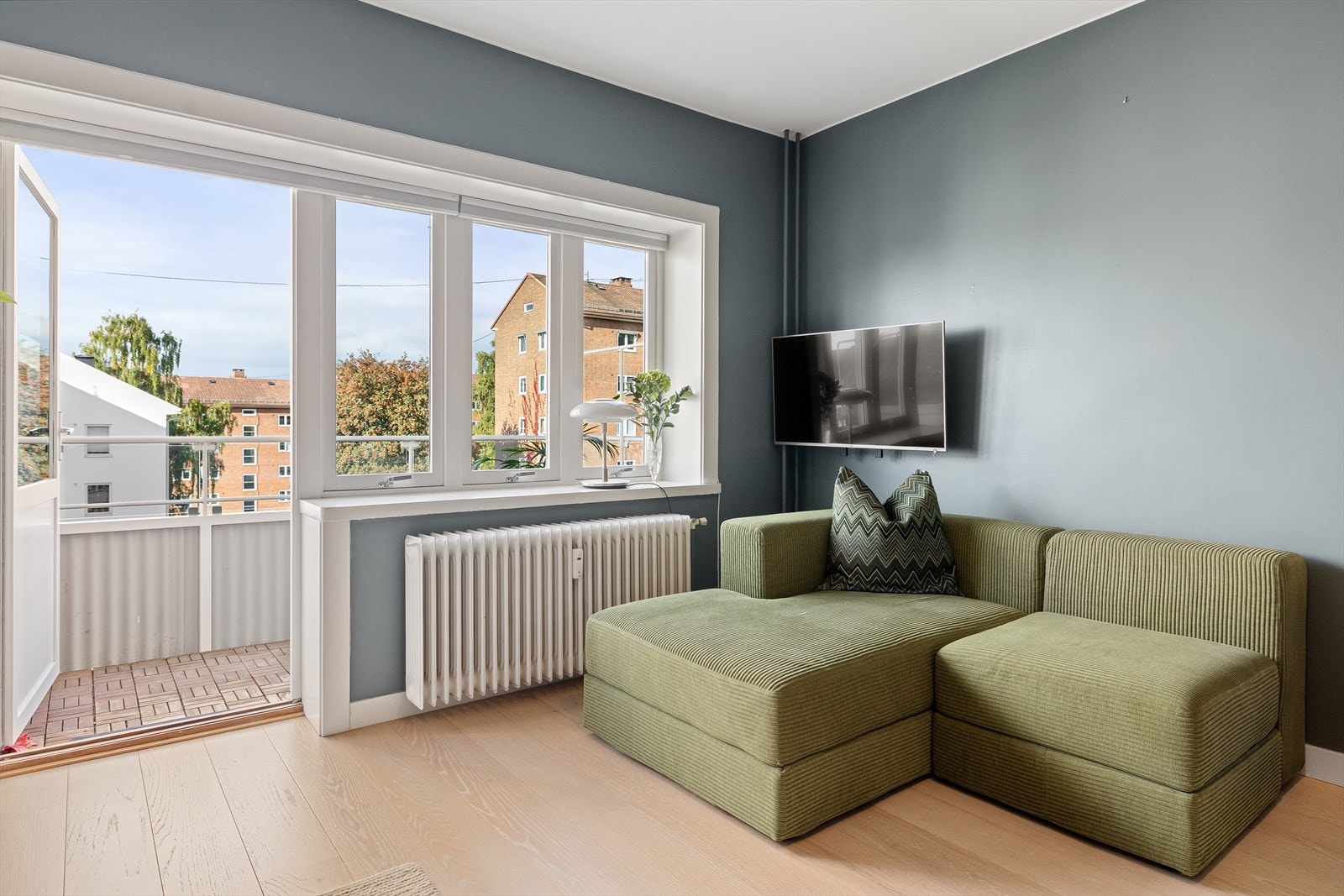 Her er det god plass til en sofa og tilhørende møblement. Galleribilde