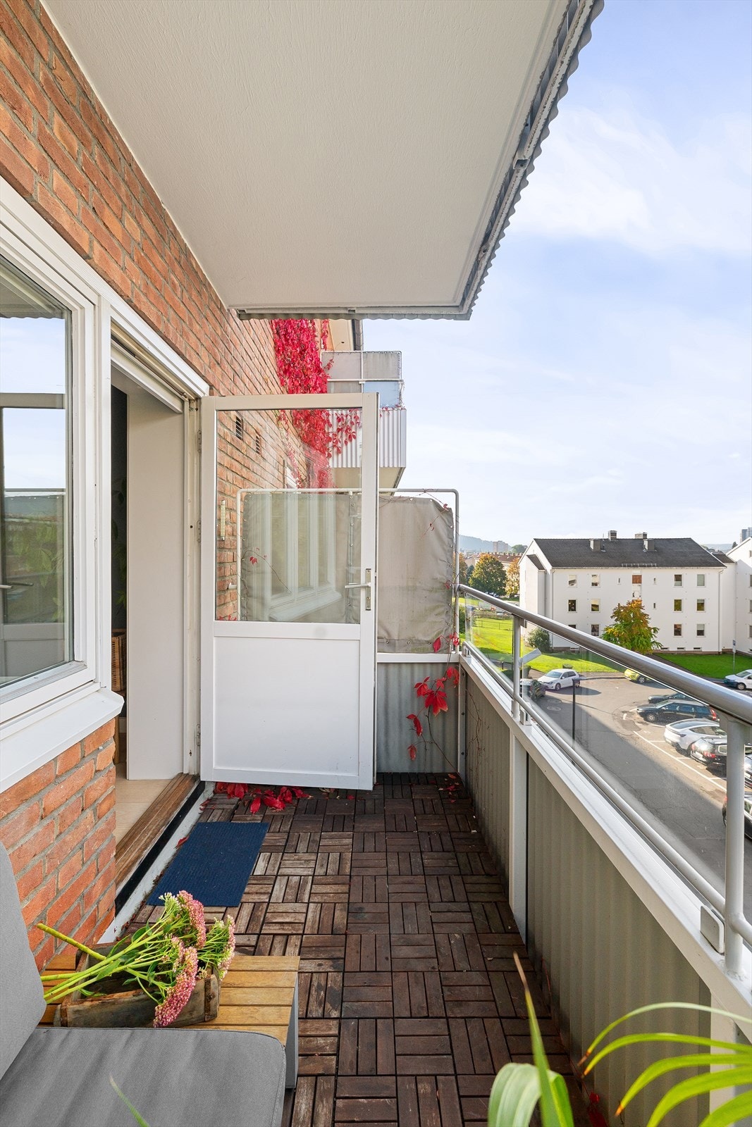 Balkongen fungerer som en fin forlengelse av stuen og gir ekstra oppholdsareal på varmere dager. Galleribilde