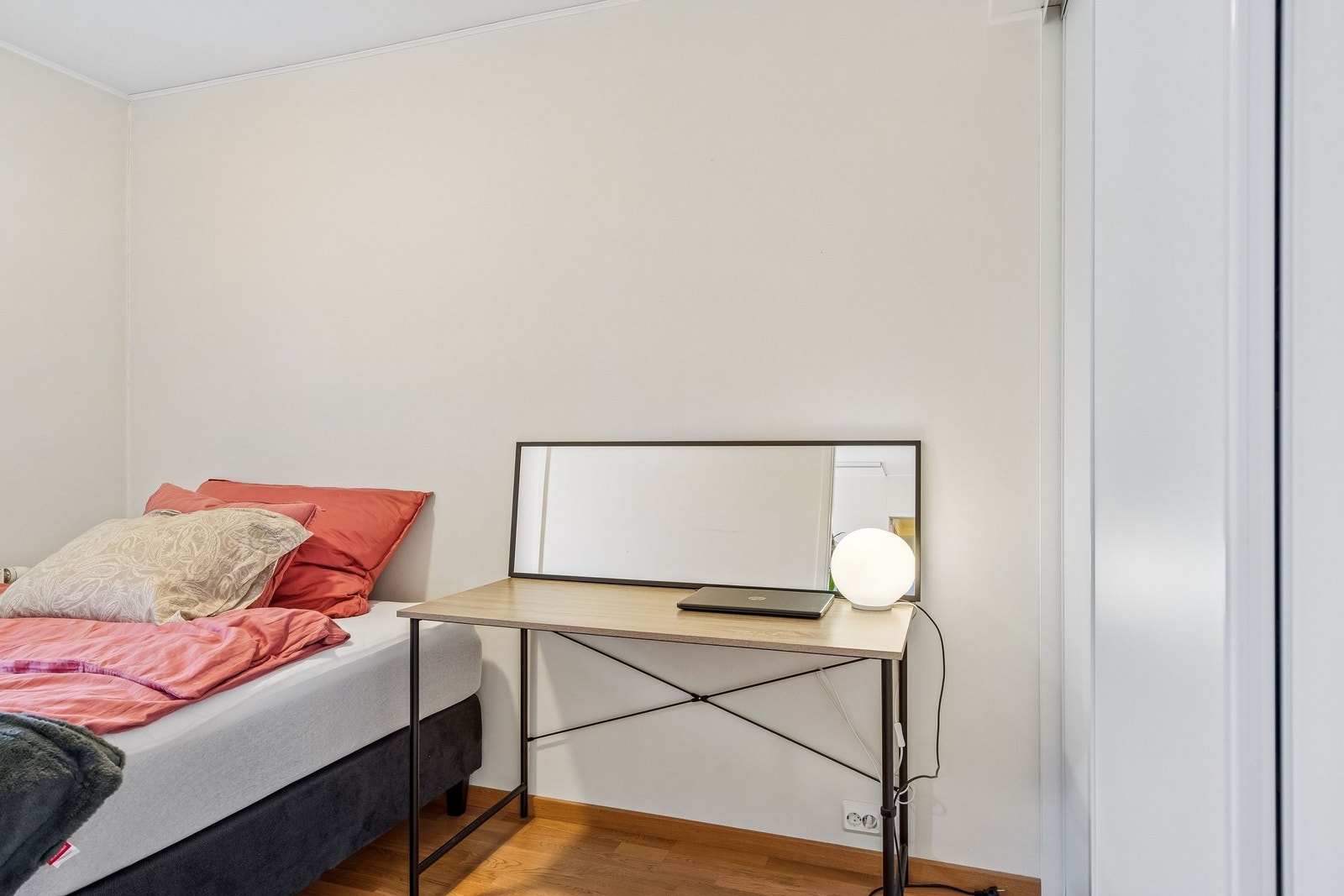 Innebygde skap gir gode lagringsmuligheter Galleribilde