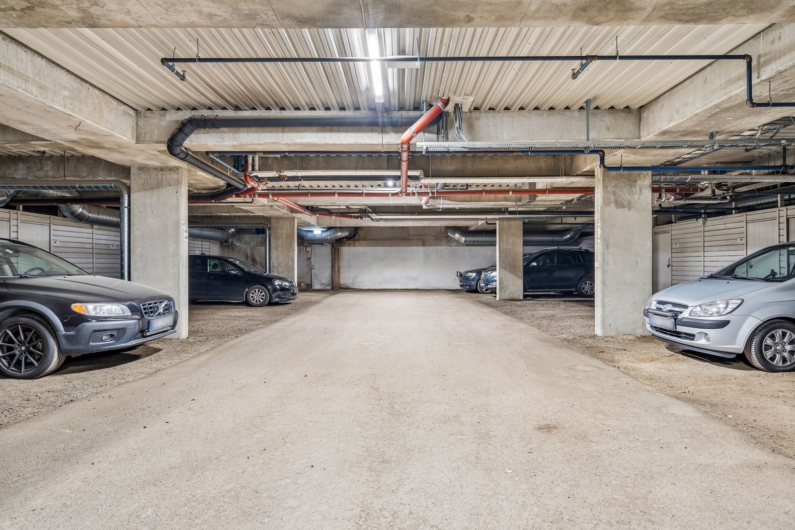 Egen parkeringsplass med tilhørende bod på 5kvm (bilen på venstre side) Galleribilde