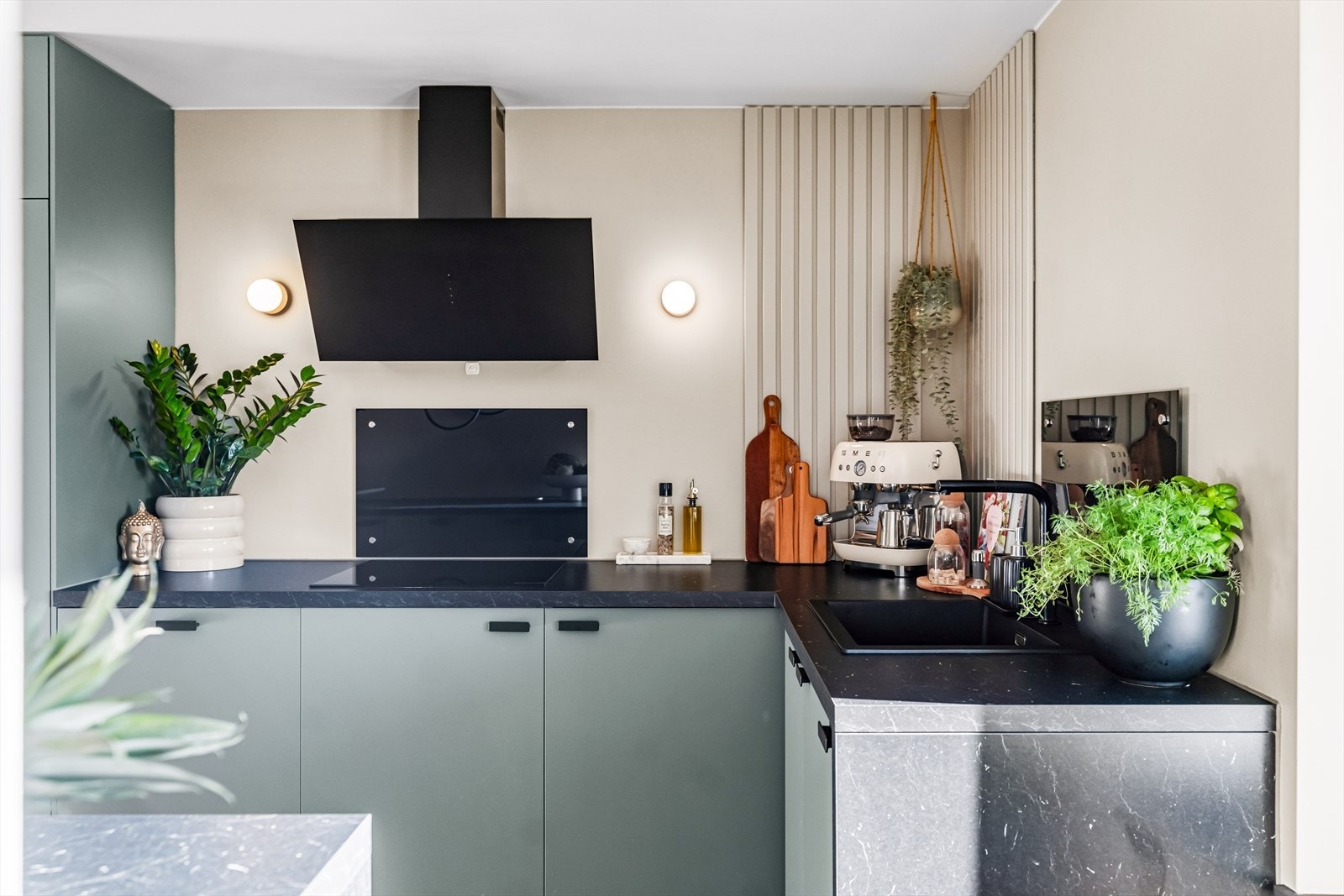 Her er det integrerte hvitevarer som kjøleskap, fryseskap, oppvaskmaskin, stekeovn og platetopp, alt nødvendig utstyr for en funksjonell hverdag. Galleribilde