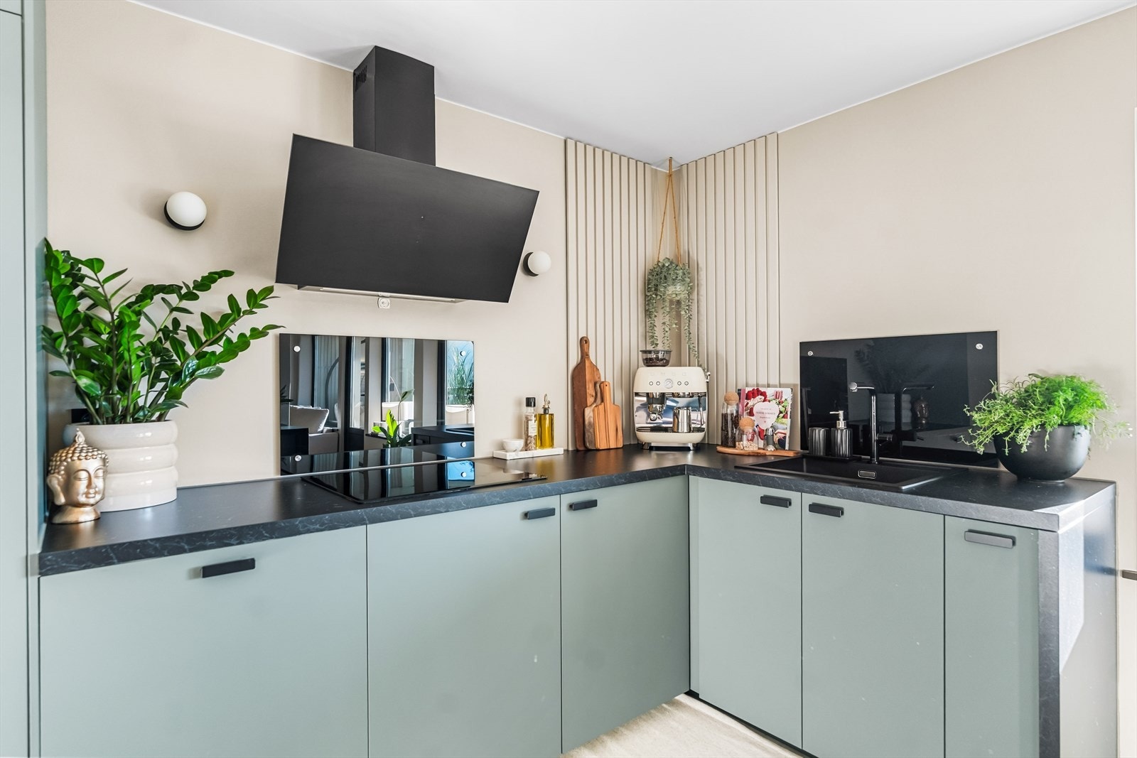 Kjøkkenet har en moderne innredning fra med glatte fronter, benkeplate i laminat og godt med skap- og benkeplass. Galleribilde