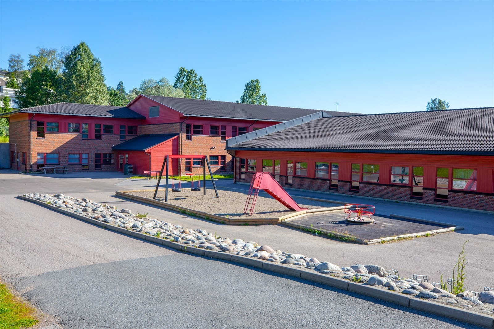 Ulverud barneskole (1-7 trinn) ligger ca 800 meter fra borettslaget Galleribilde