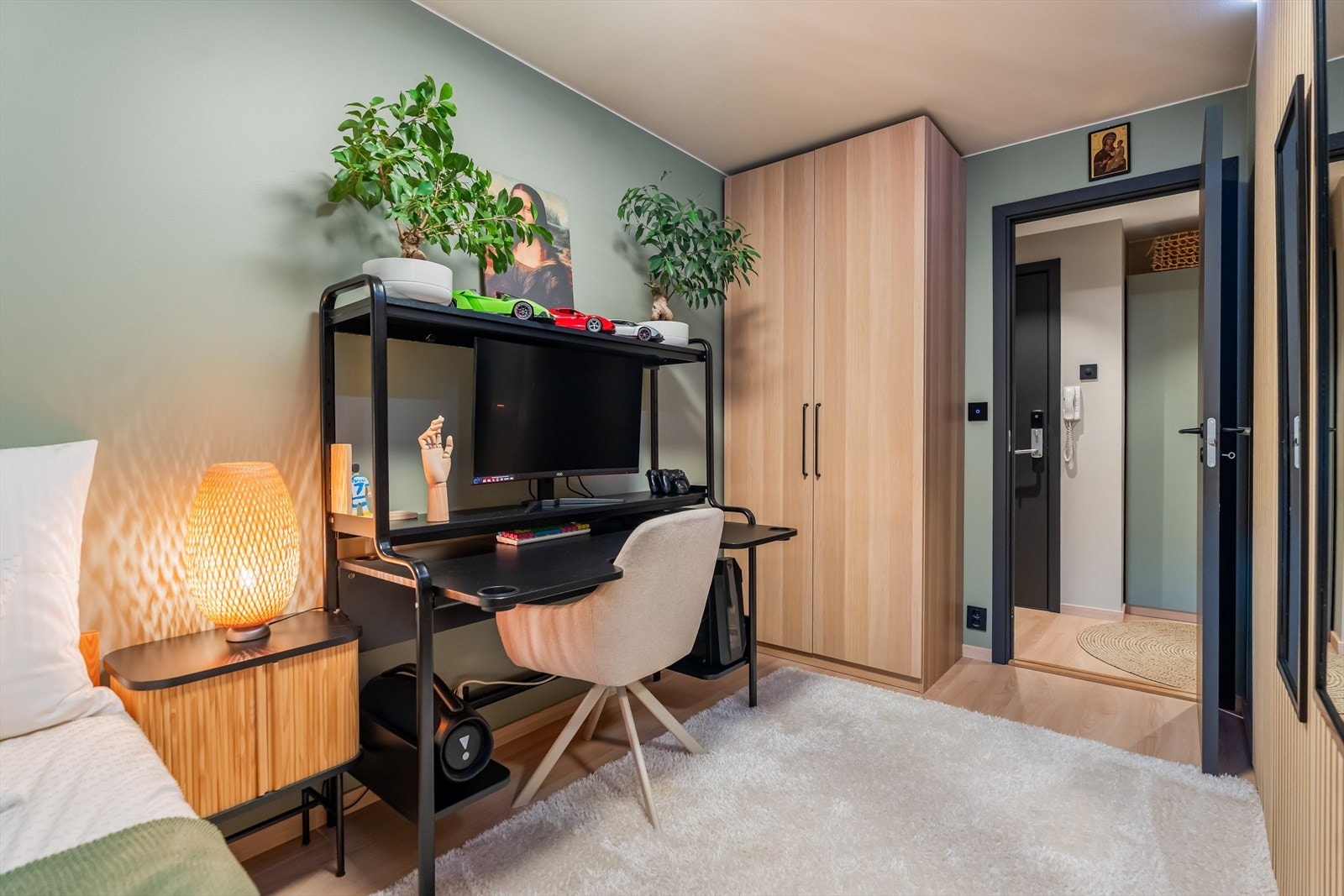 Her er det plass til seng, nattbord, garderobeskap og skrivebord, noe som gjør rommet velegnet som både soverom, kontor eller gjesterom. Galleribilde