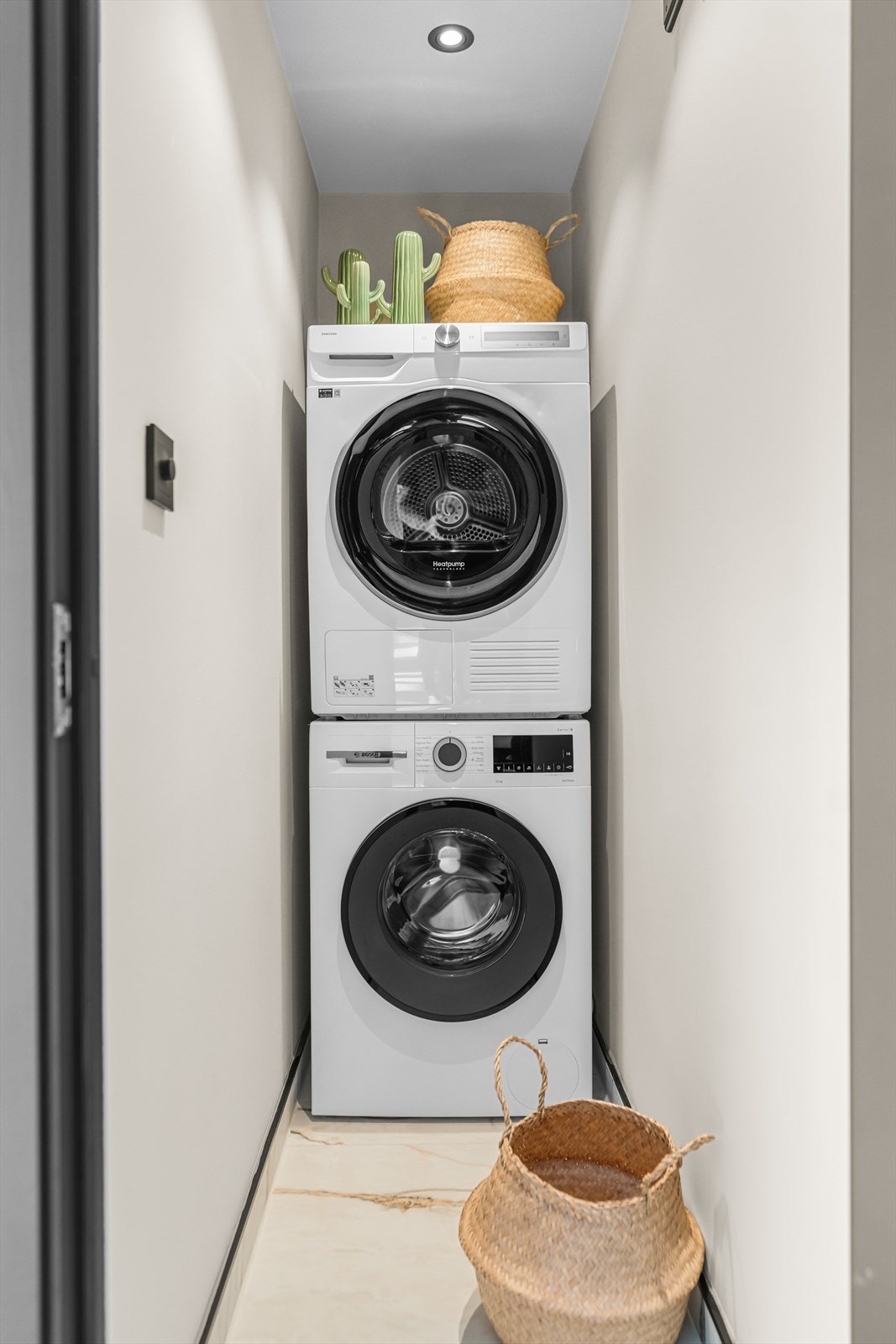 Vegg i vegg med badet er det en bod som eiere i dag benytter som vaskerom (ikke godkjent som våtrom) Galleribilde