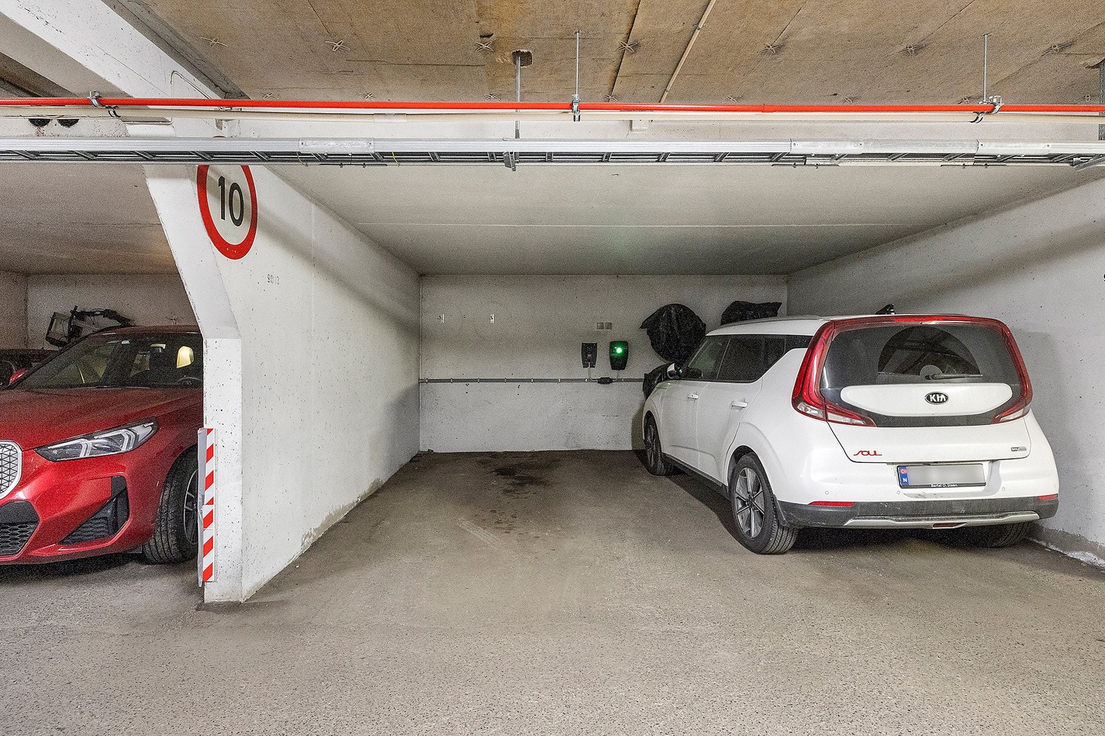 Det medfølger garasjeplass i felles garasjeanlegg i 7 etasje med infrastruktur for lader. Det er også en stor, egen gjesteparkering ved utearealet i borettslaget. Galleribilde
