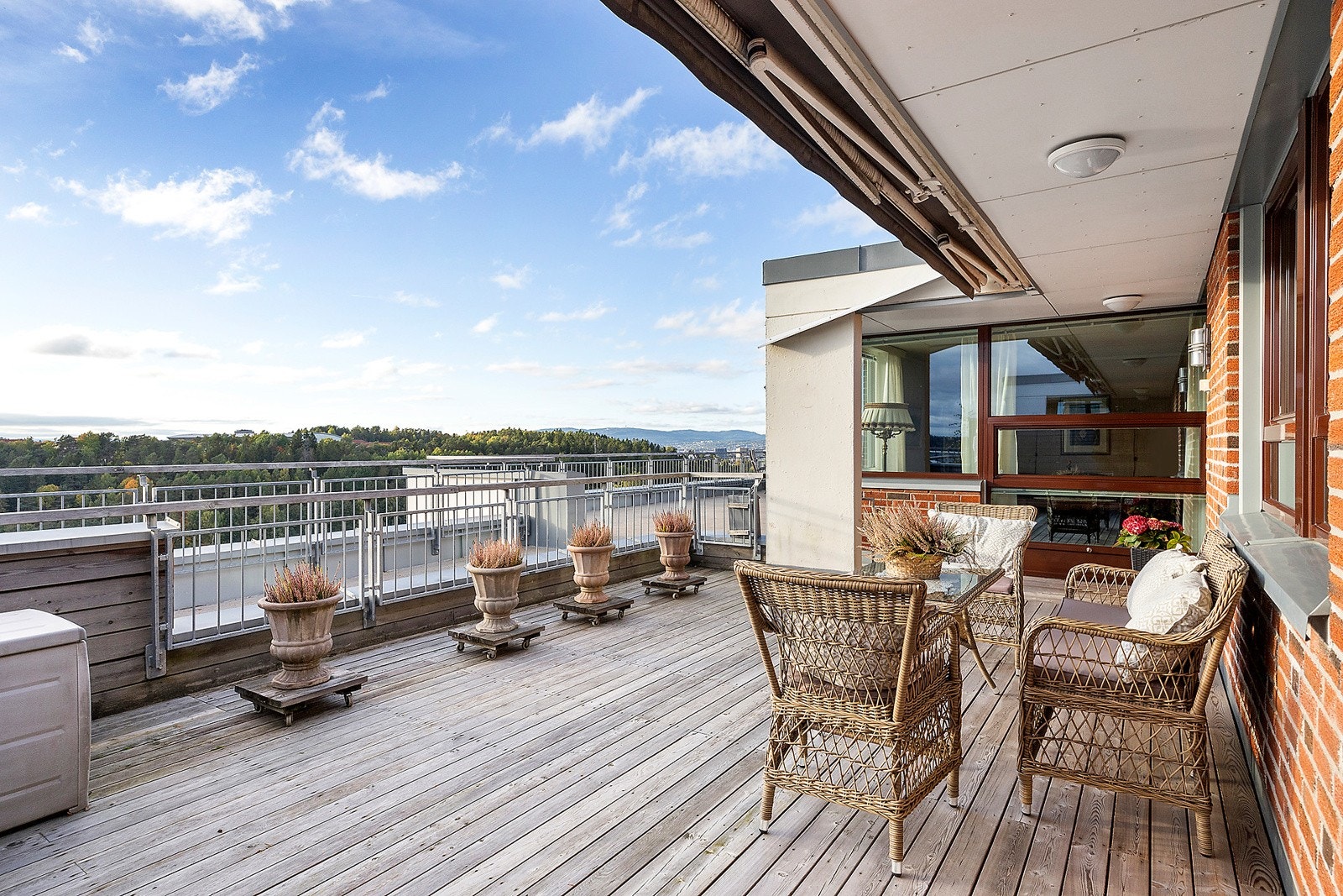 Leiligheten har en fin intern beliggenhet i borettslaget og en storog innbydende terrasse på ca. 34 kvm Galleribilde