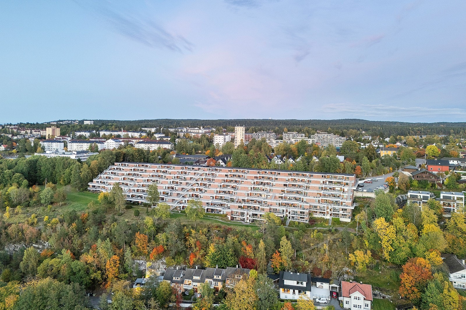 Kombinasjonen av god infrastruktur i nærområdet, og nærhet til både byen og tur- og rekreasjonsområder gjør dette området til et spesielt godt bomiljø for folk i alle aldre. Galleribilde