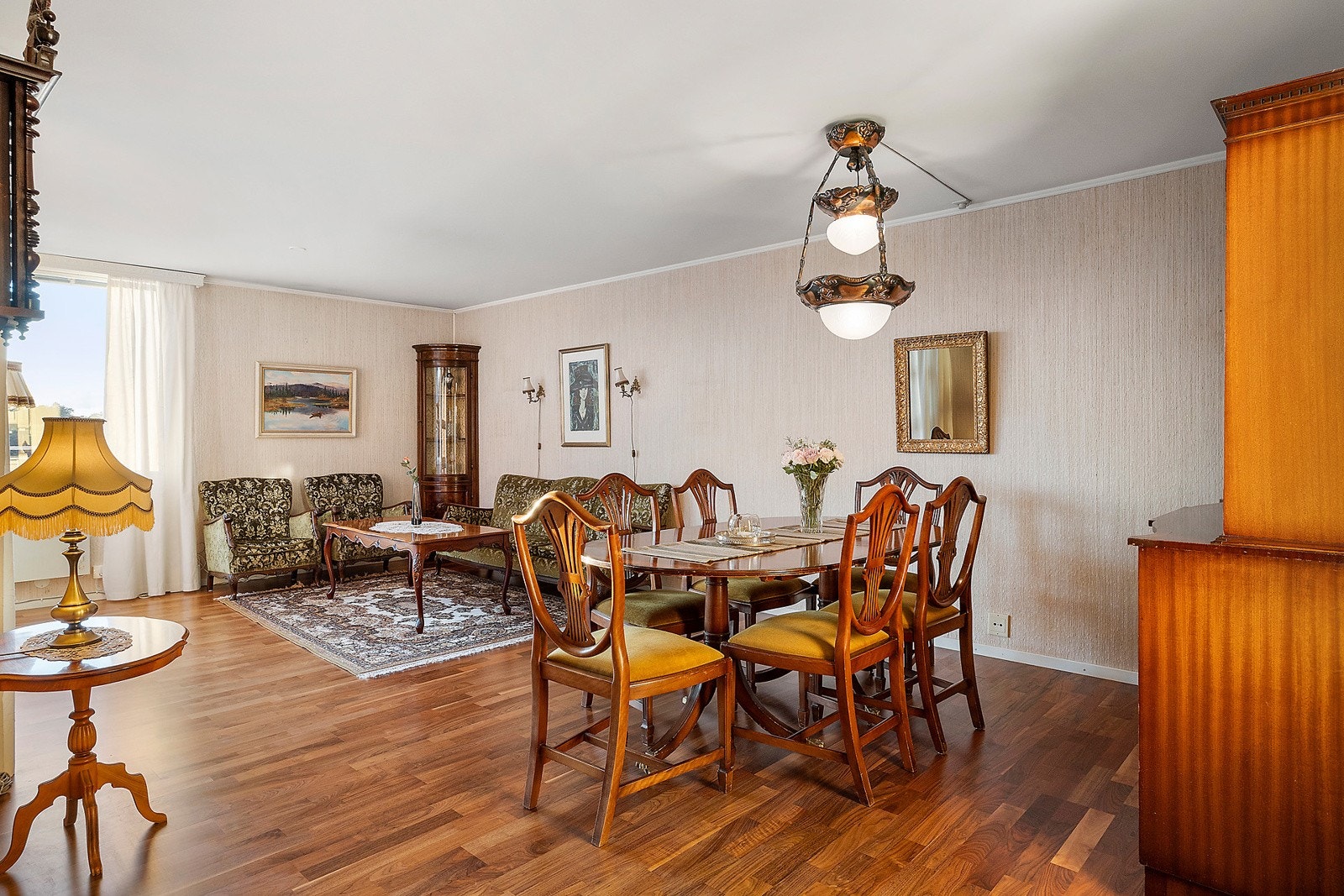 Stuen har god møbleringsfrihet, med rom for både sofagruppe, spisebord og annet. Galleribilde