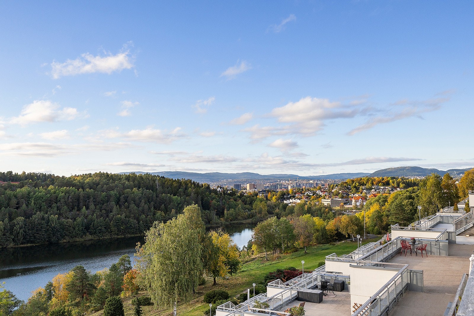 Hyggelig utsikt ned mot Østensjøvannet og sentrum. Galleribilde