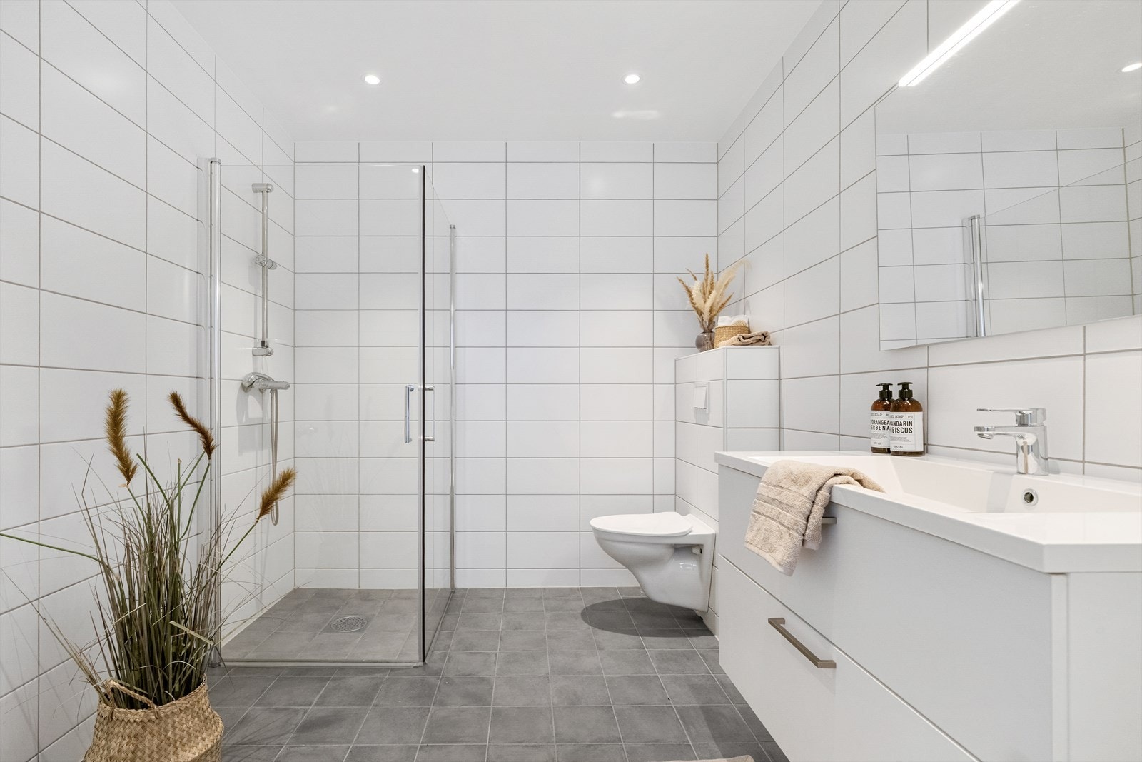 Romslig bad i 2.etasje plassert like ved 4 av boligens soverom. Galleribilde