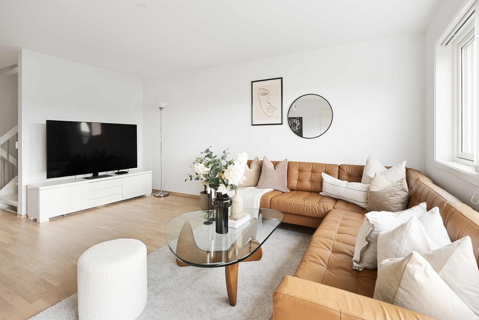 Listefrie overganger mellom vegger og himling bidrar til et rent og moderne preg. Galleribilde