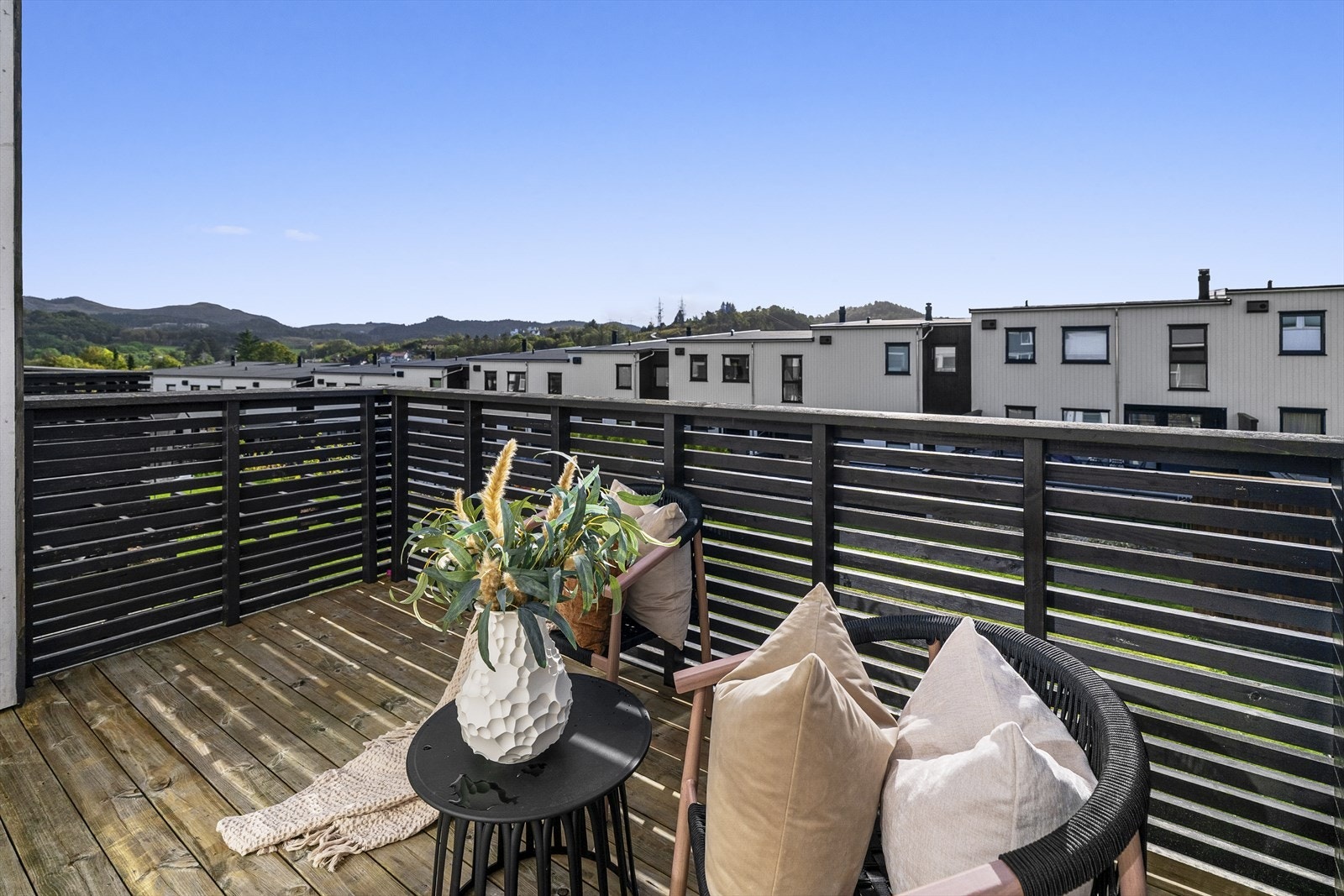 Verandaen ligger sørvendt og byr på gode solforhold fra morgen til utpå ettermiddagen. Galleribilde