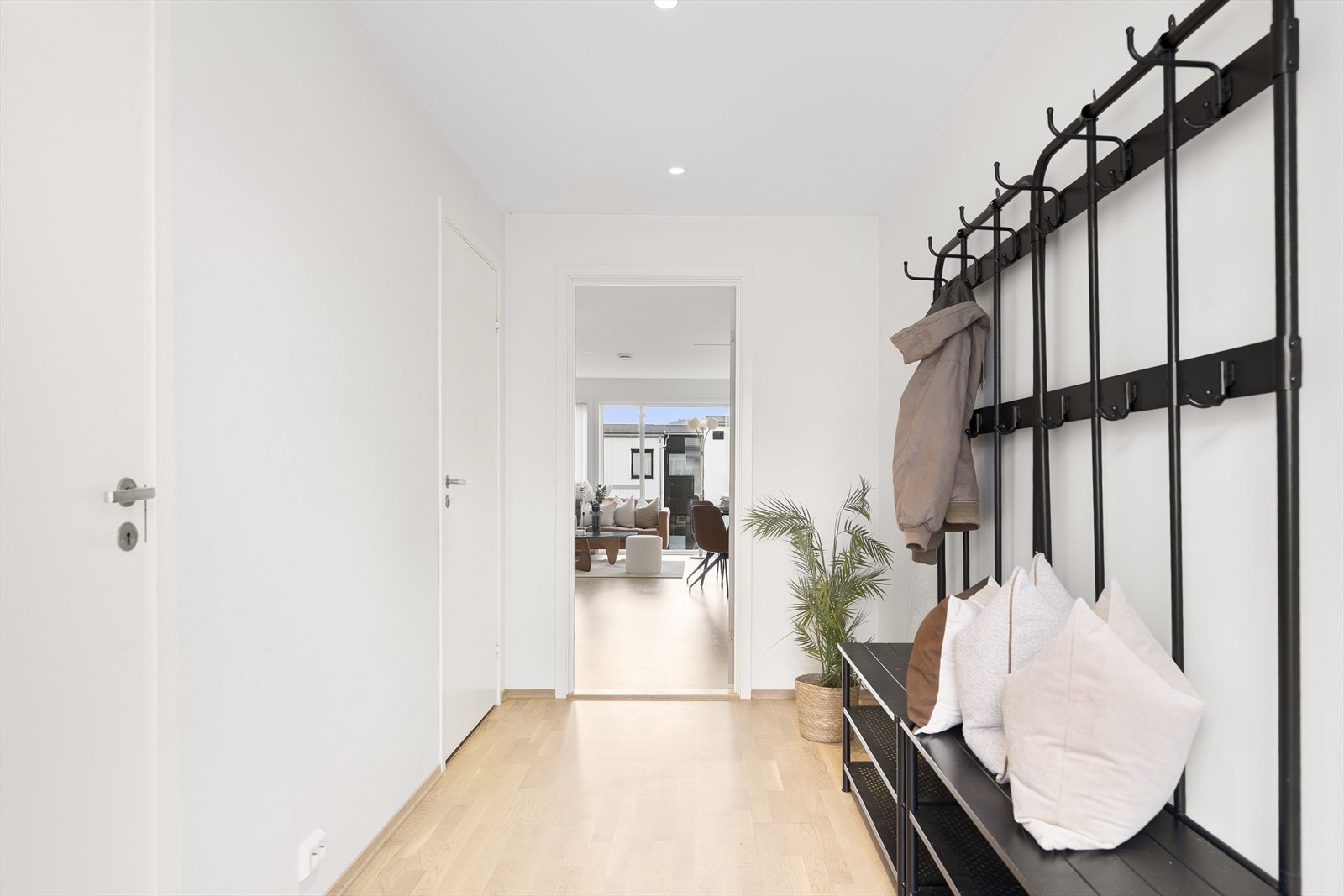I gangen har man god plass til at gjester kan henge fra seg. Her har man også direkte tilkomst til vaskerom med praktisk bi-inngang. Galleribilde
