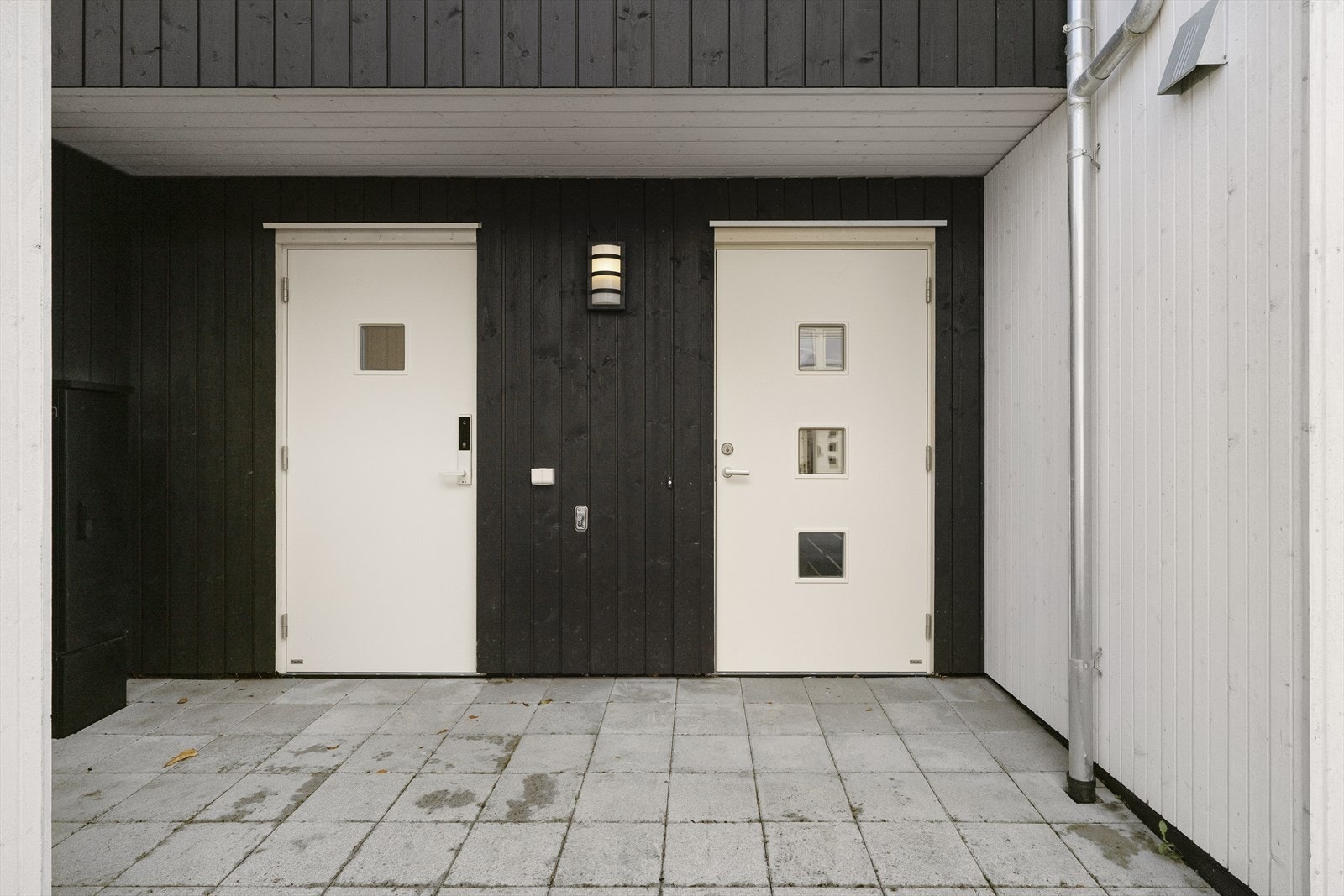 Overbygget inngangsparti med hovedinngang og praktisk bi-inngang. Galleribilde