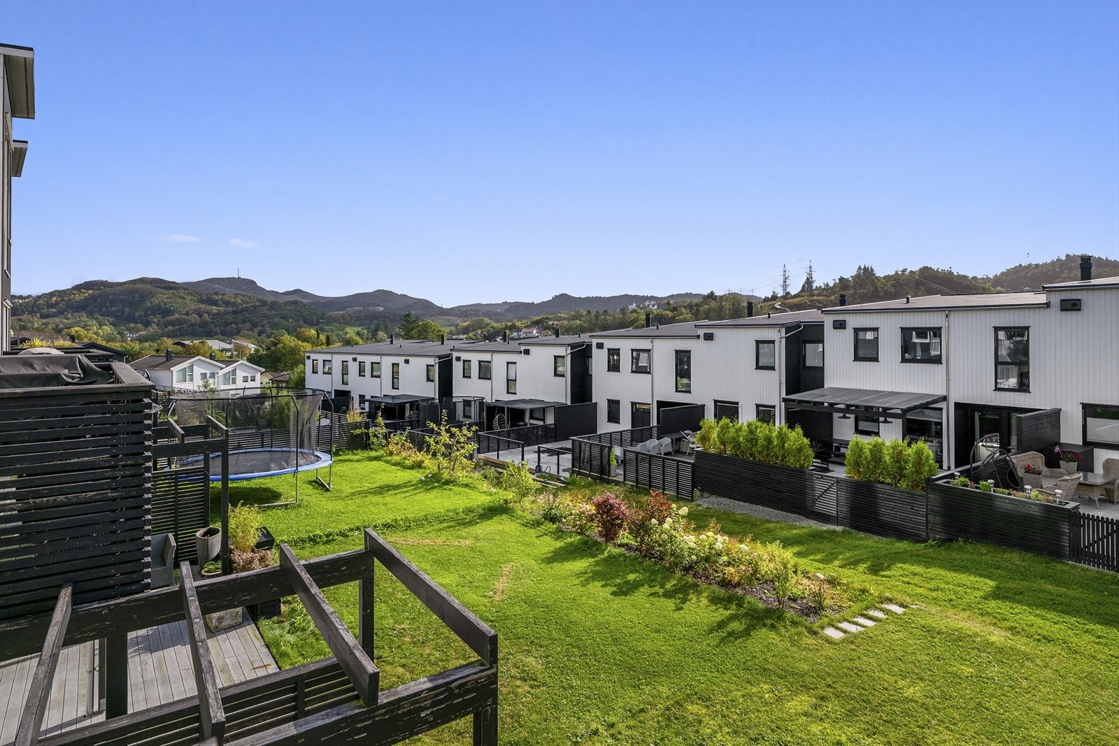 Kort oppsummert byr boligen på en sjelden kombinasjon av moderne standard, svært innholdsrik planløsning og mange muligheter for individuell tilpasning. Galleribilde