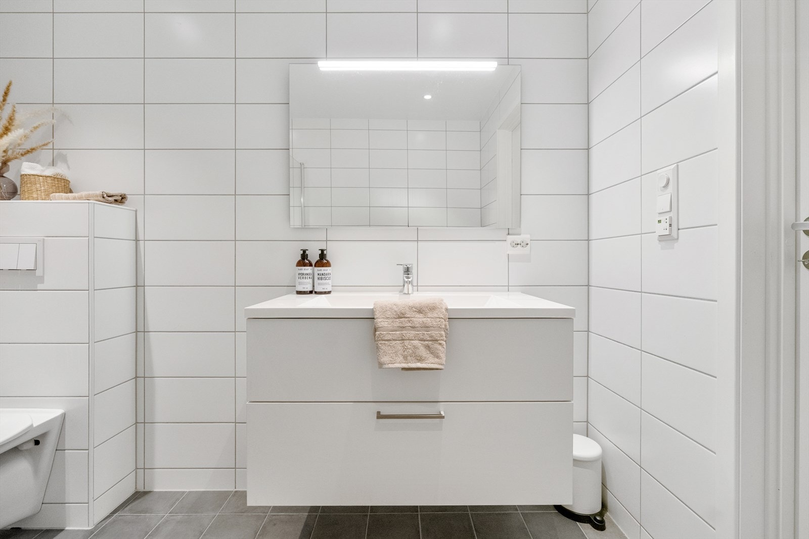 Det er montert spotter i himling og det er opplegg for badekar. Galleribilde