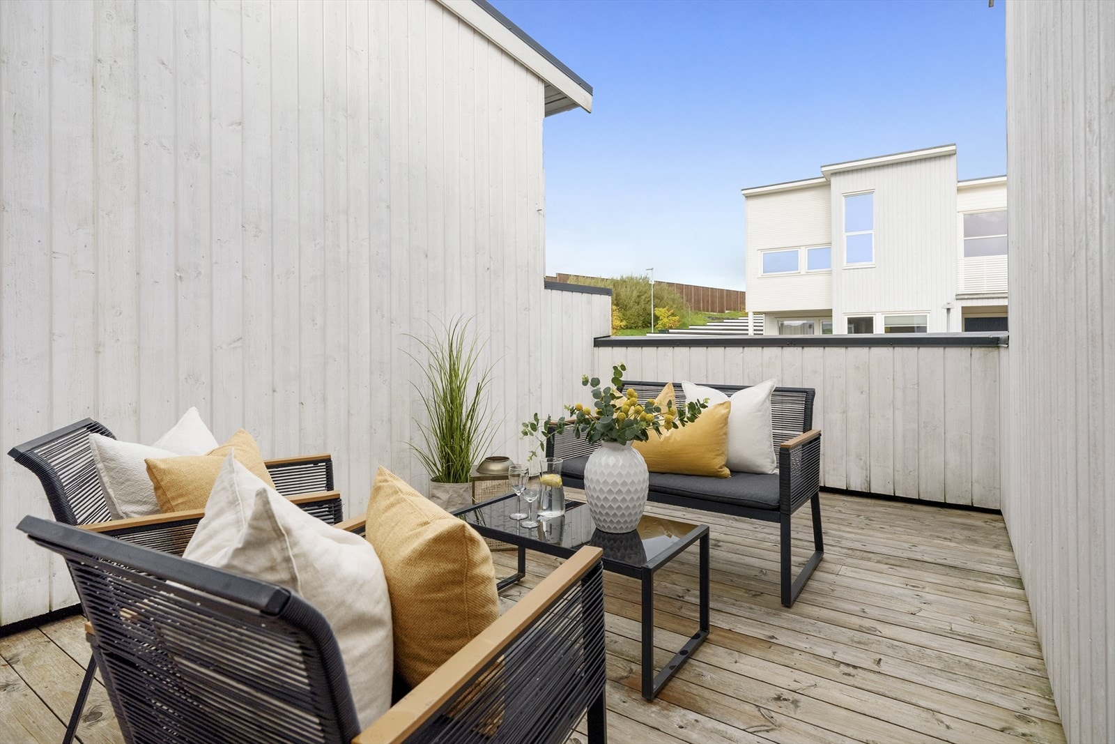 Skjermet takterrasse på ca. 15 m² med utgang fra 2. etasje. Galleribilde