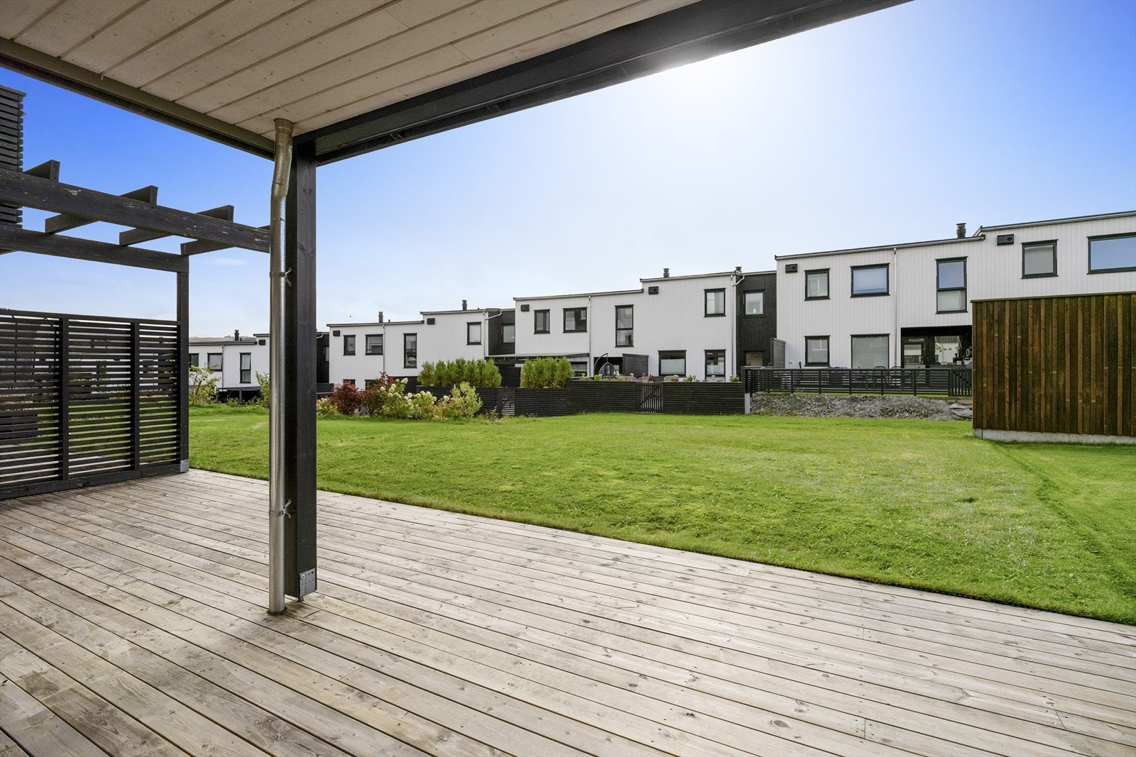 Her er det god plass til lek, avslapning, grilling og hyggelige stunder utendørs. Galleribilde