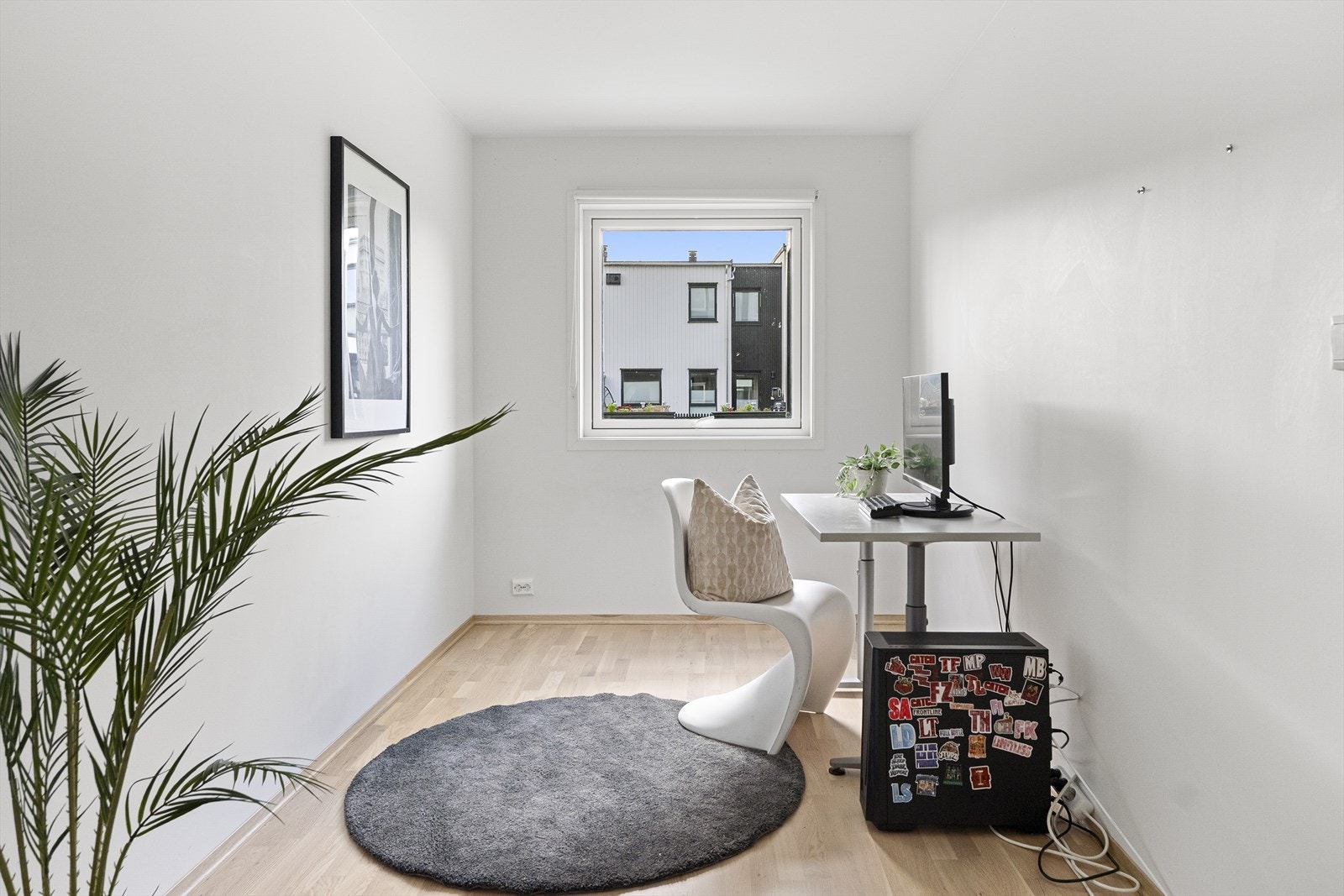 To av boligens soverom er plassert i underetasjen sammen med baderom og kjellerstue. Galleribilde