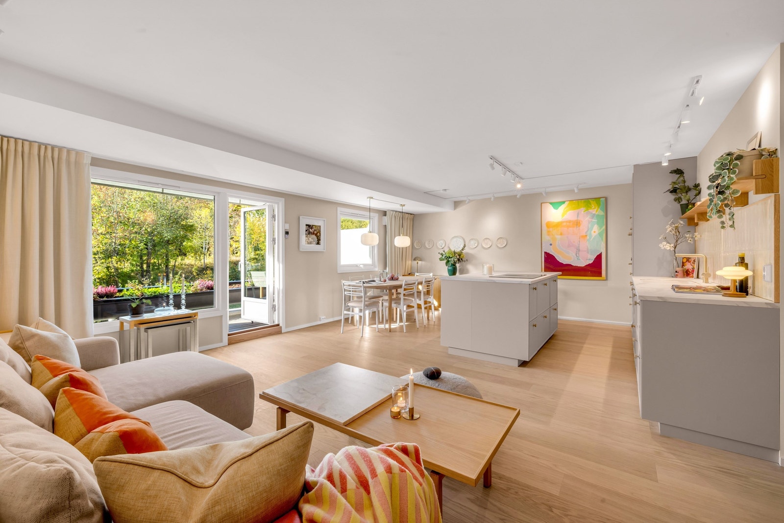 Velkommen til Edelgranveien 66! Presentert av Marius Dyngeland Iversen v/ Eiendomsmegler Krogsveen. Foto: Studio Solberg. Galleribilde