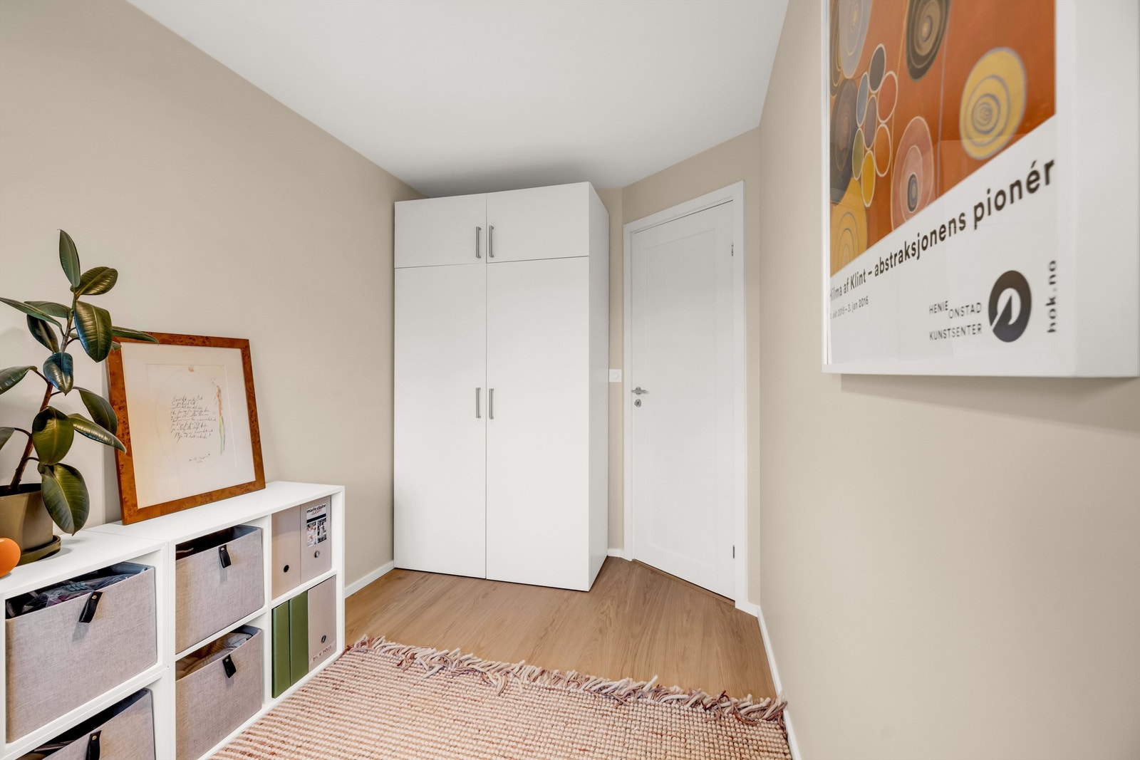 Med tre separate soverom har leiligheten en fleksibel planløsning som passer godt for både familier, par som ønsker hjemmekontor eller deg som har behov for ekstra plass. Galleribilde