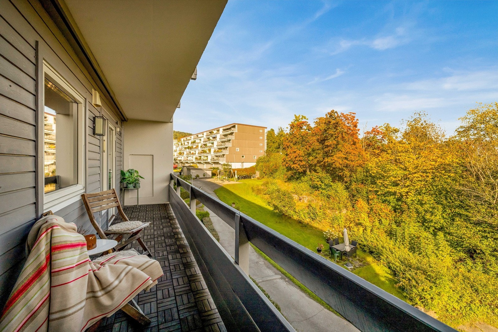 Hyggelig uteplass med sol fra tidlig morgen til ca. kl.12.00 Galleribilde
