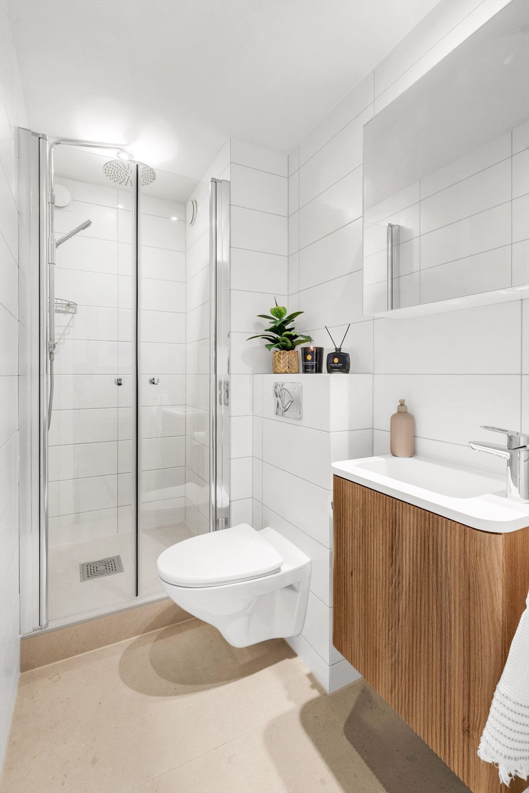 Praktisk dusj- og toalettrom med adkomst fra entré. Flislagte vegger og gulv med elektriske varmekabler. Badet ble oppgradert i 2025 med bl.a. nye fliser og membran på gulv. Galleribilde