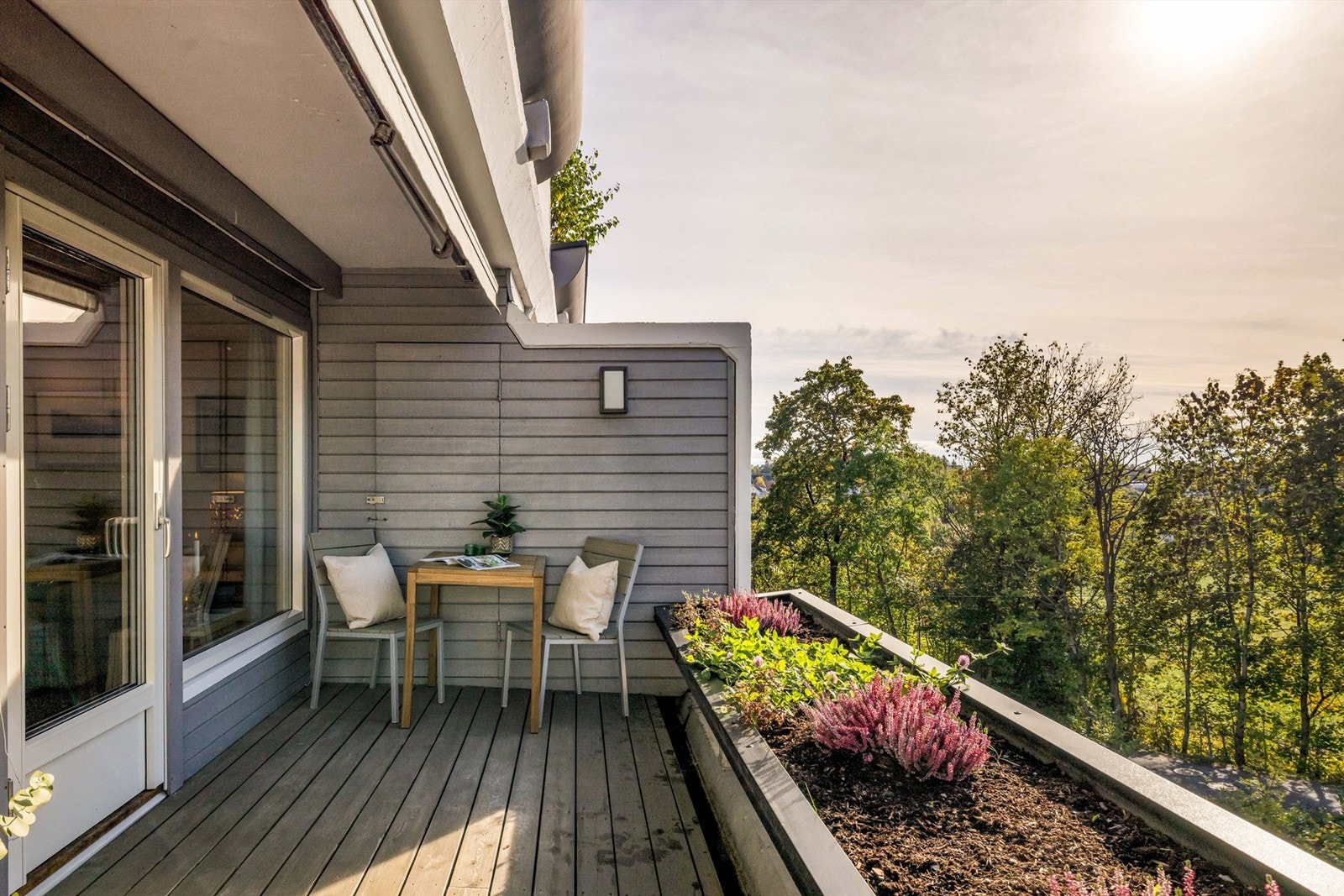 I tilknytning til verandaen er det også en praktisk bod på ca. 2 kvm. Verandaen har terrassebord på gulvet, belysning, stikkontakt og varmelampe på yttervegg, samt manuell markise. Galleribilde