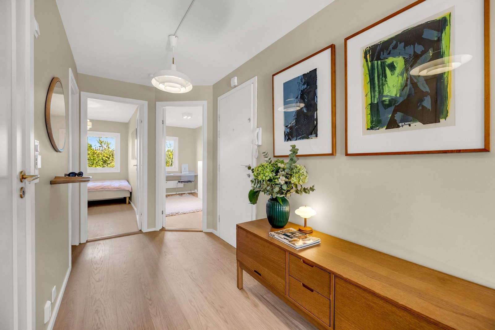 Velkommen inn! Innbydende entré - et naturlig knutepunkt i leiligheten som og leder videre til boligens øvrige rom. Galleribilde
