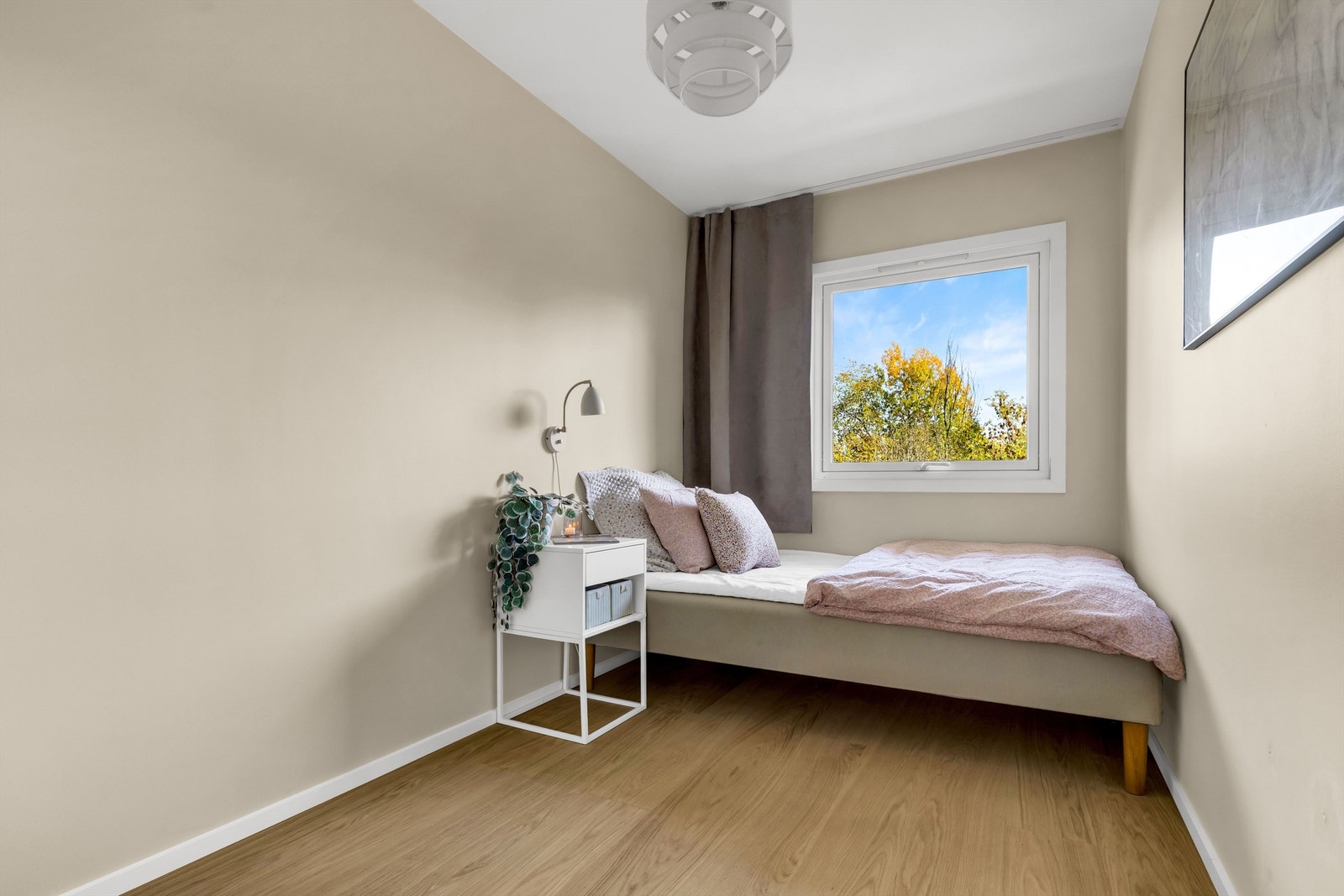 De to øvrige soverommene er begge av god størrelse og gir gode muligheter for individuell bruk og innredning. Galleribilde