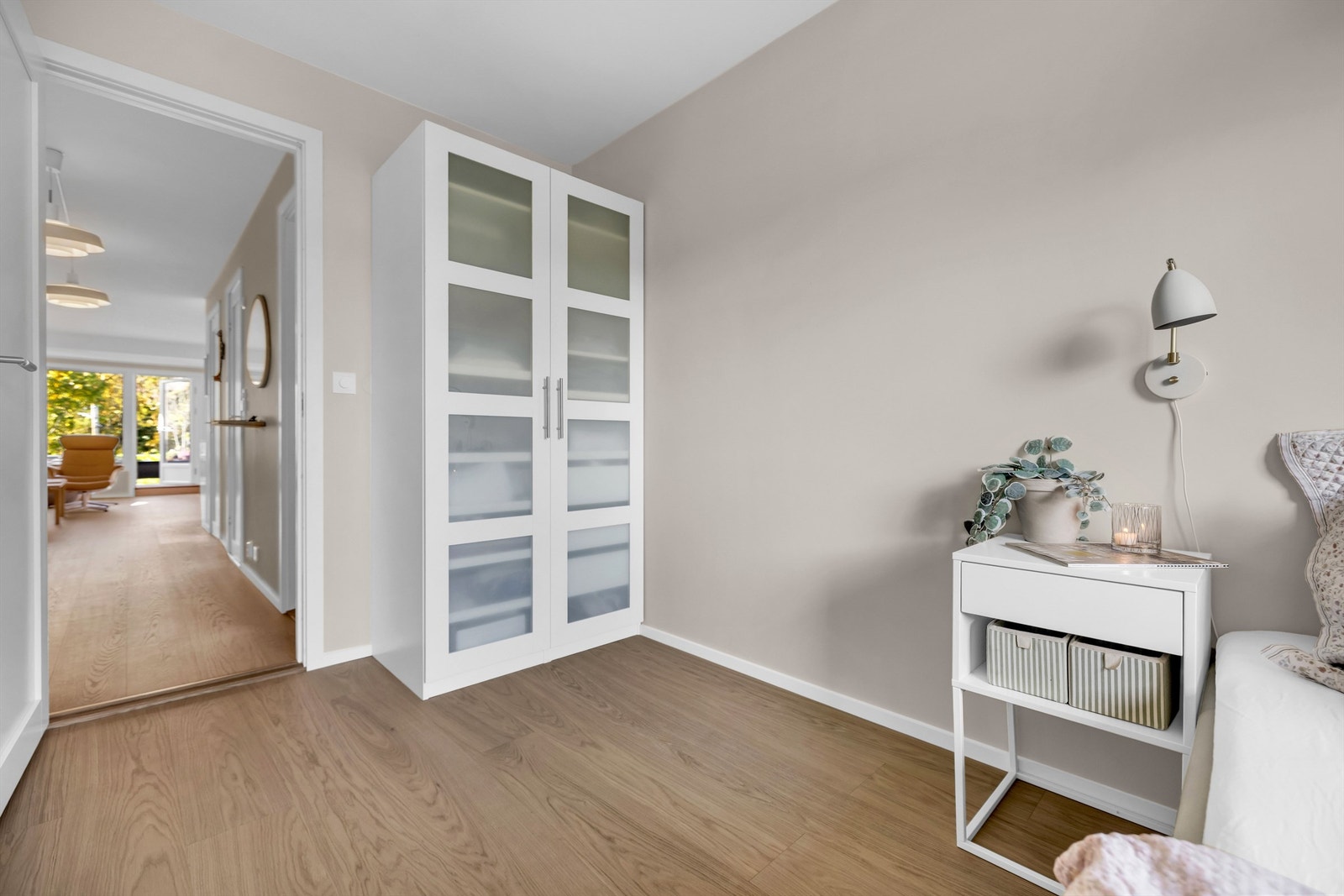Her er det plass til seng, nattbord og oppbevaringsmøblement, og rommene egner seg godt som barnerom, gjesterom eller hjemmekontor. Galleribilde