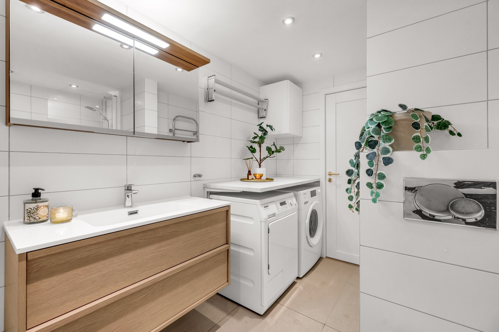Badet ble oppgradert i 2025, hvor blant annet gulvfliser utenfor badekaret ble fjernet, ny membran og nye fliser ble lagt, samt at servant, servantskap, kran, dusjsett og sensor til varmekablene ble skiftet. Galleribilde