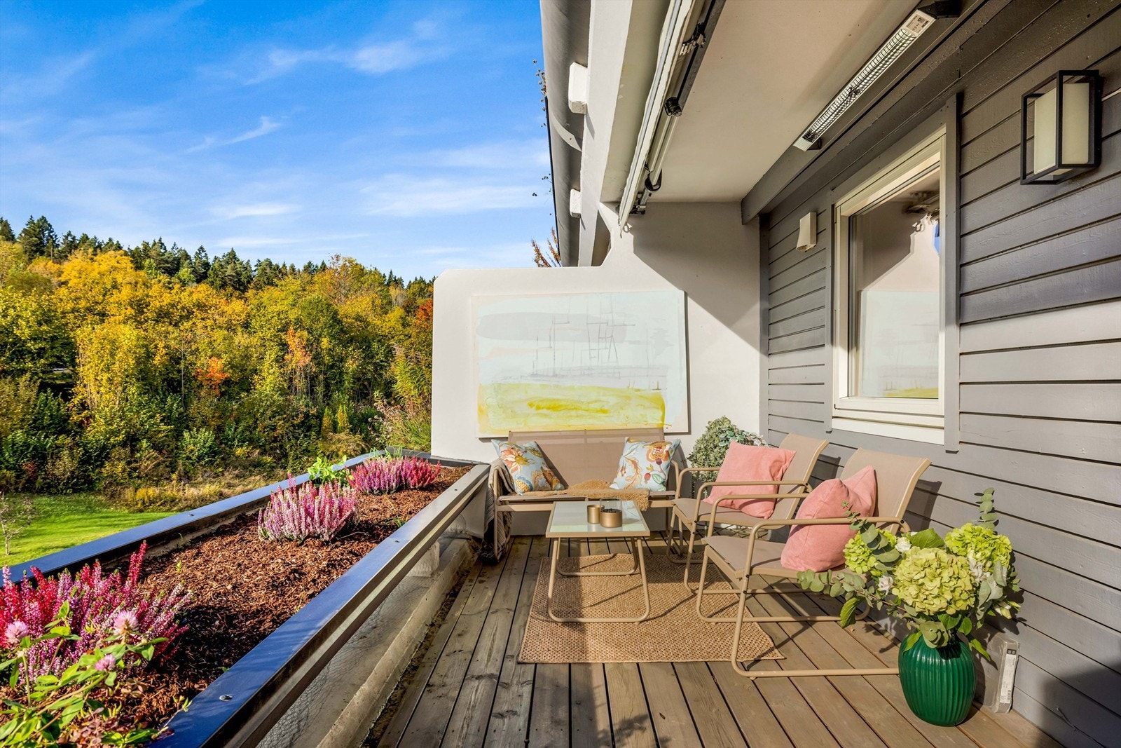 Her er det god plass til en hyggelig sittegruppe, spiseplass og beplantning, og uteplassen fungerer som en naturlig forlengelse av stuen i sommerhalvåret. Galleribilde