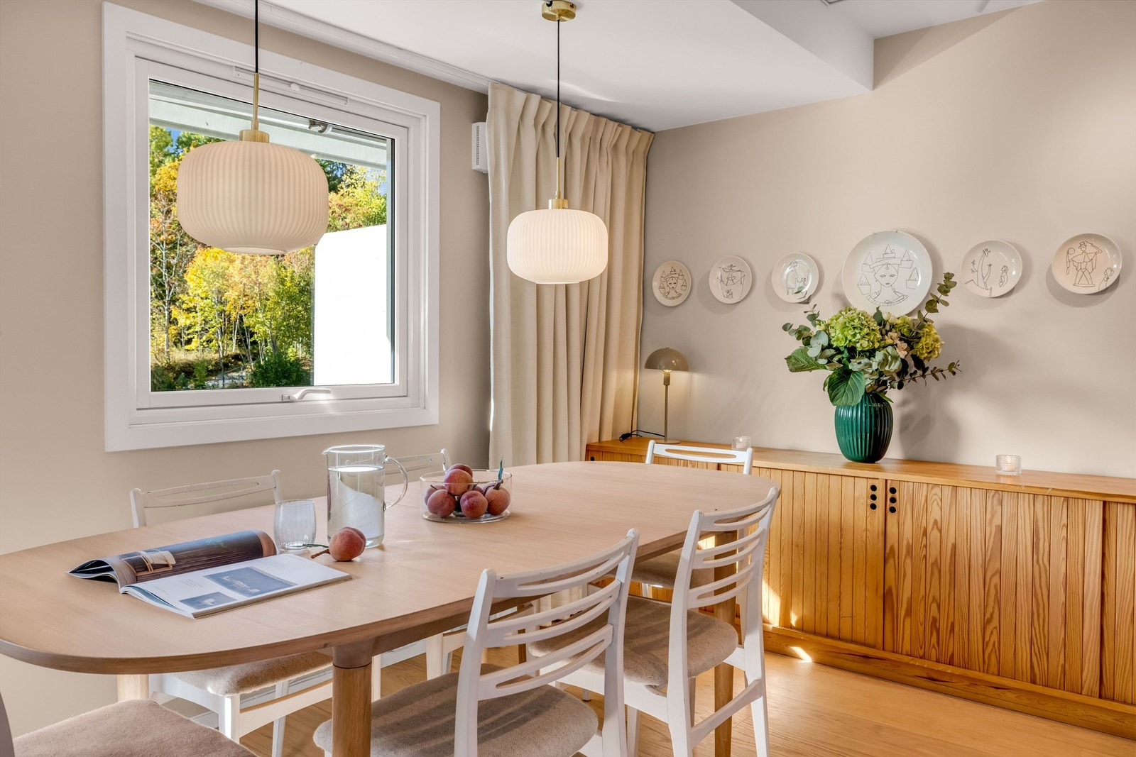 Herlig spisesone med god plass til lange middager og hyggelige kvelder. Galleribilde
