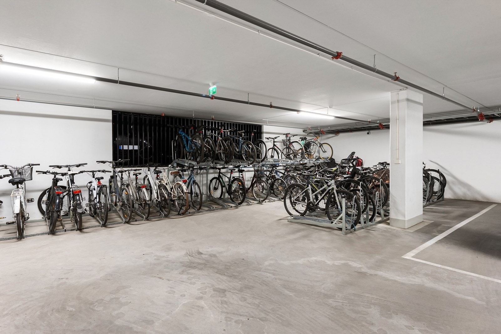 Sameiet har felles sykkelparkering i kjelleren. Galleribilde