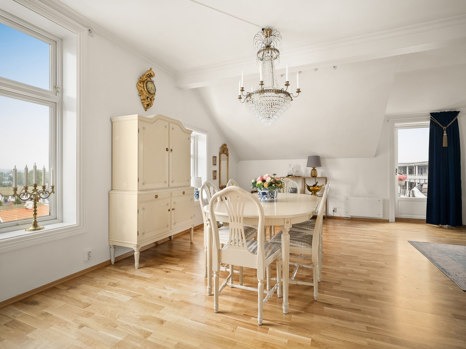 Vinduer på to sider av stuen fremmer gode lysforhold. Galleribilde
