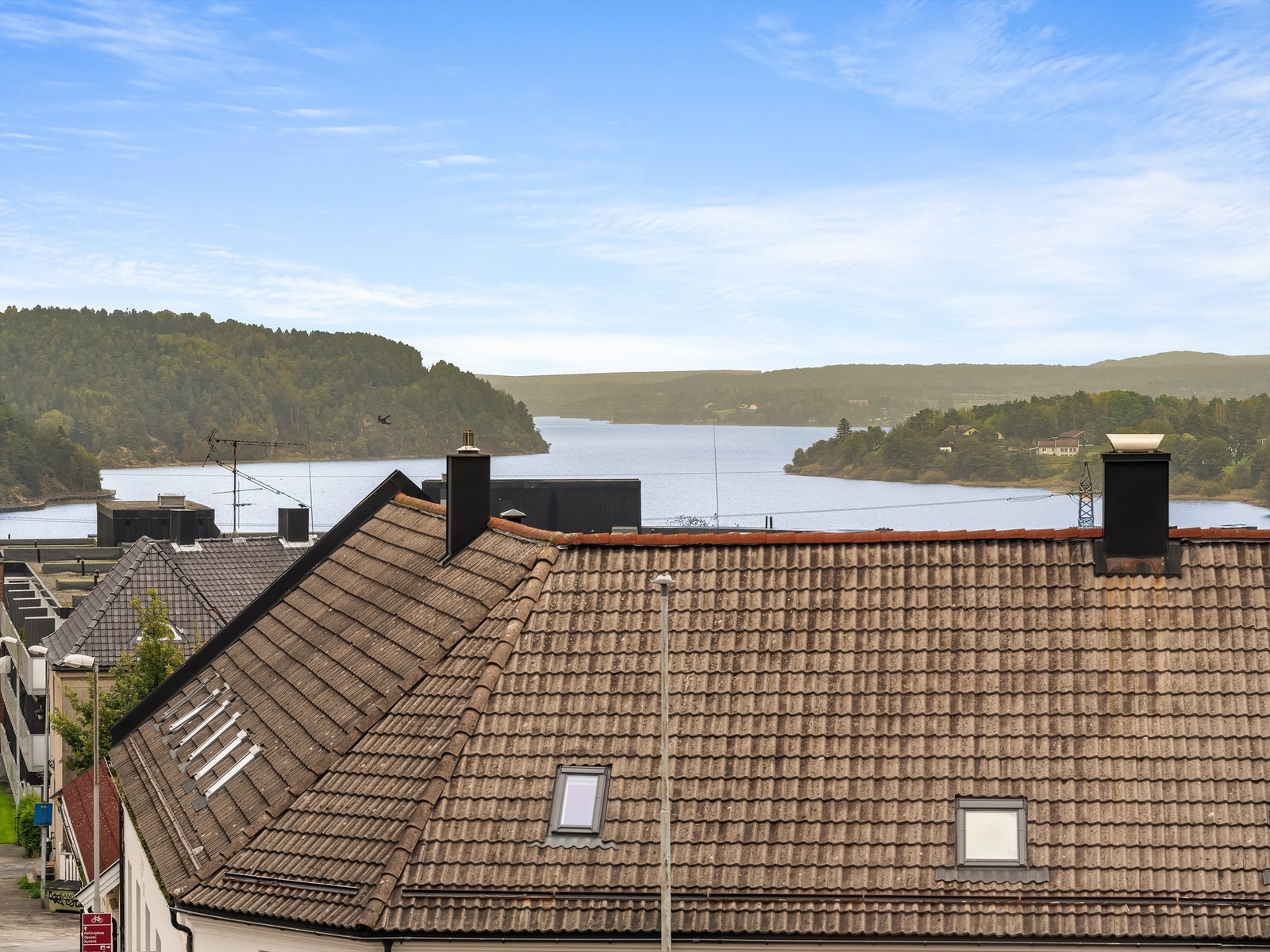 Fra stuen og kjøkkenet sees langstrakt utsikt til Glengshølen over hustakene. Innsyn er det lite av. Galleribilde
