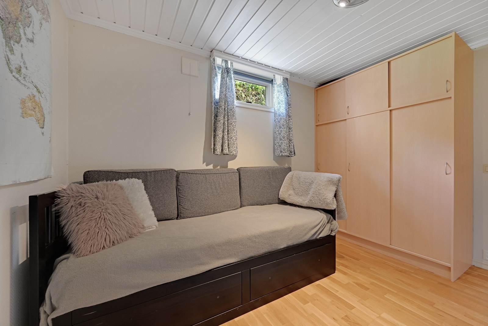 Rommet har laminatgulv og plass til garderobeløsning (ikke godkjent for varig opphold). Galleribilde