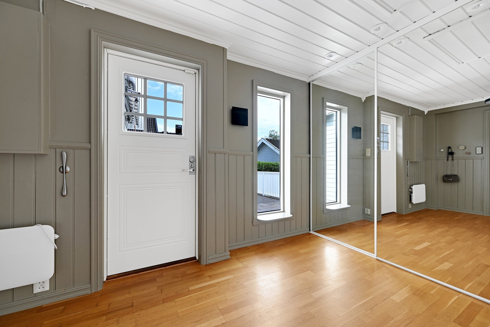 Romslig entré med skyvedørsgarderobe med speilglass. Galleribilde