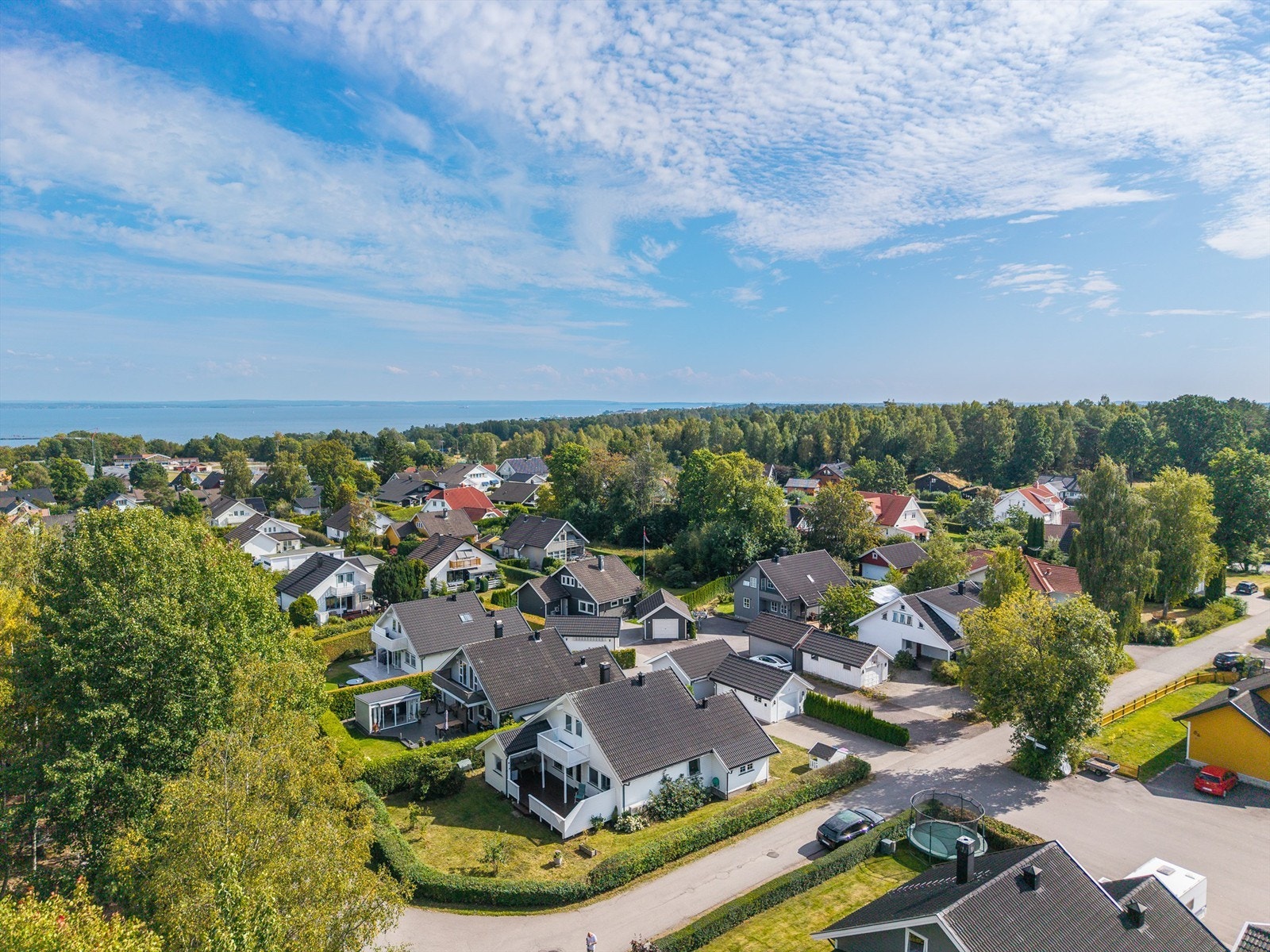 En fin beliggenhet med kort vei til sjø. Galleribilde