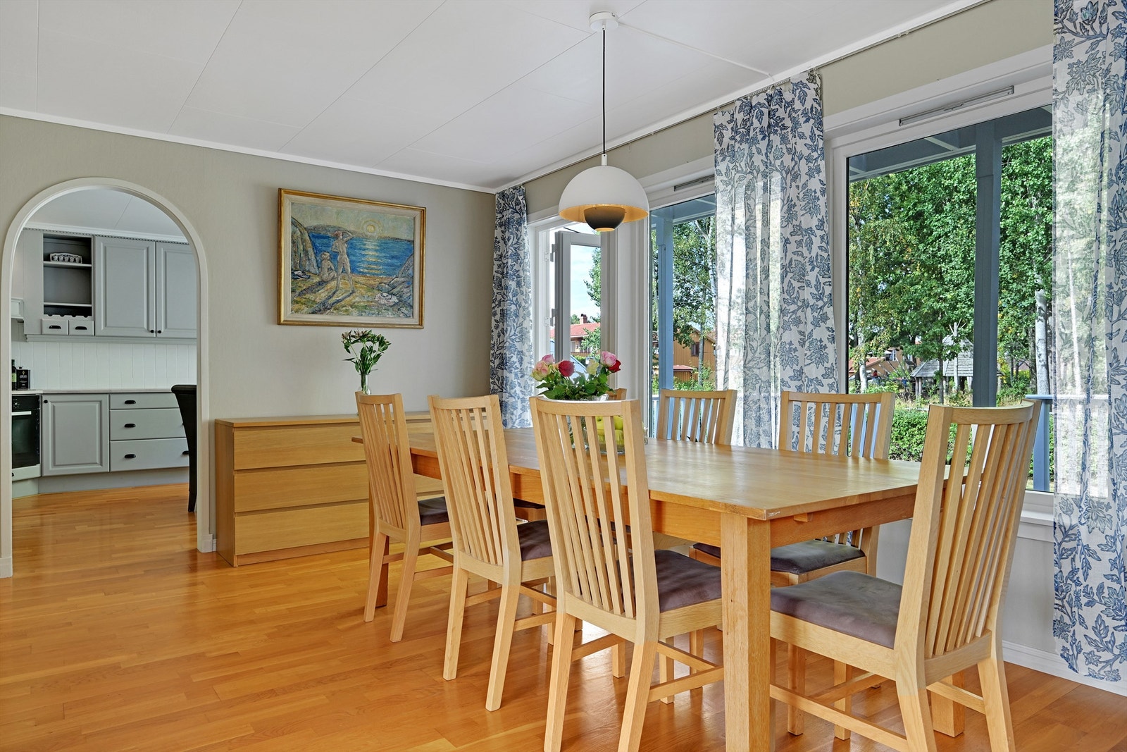Spisestuen har god plass til å samle familie og venner til et langbord og ligger rett på utsiden av kjøkkenet. Galleribilde