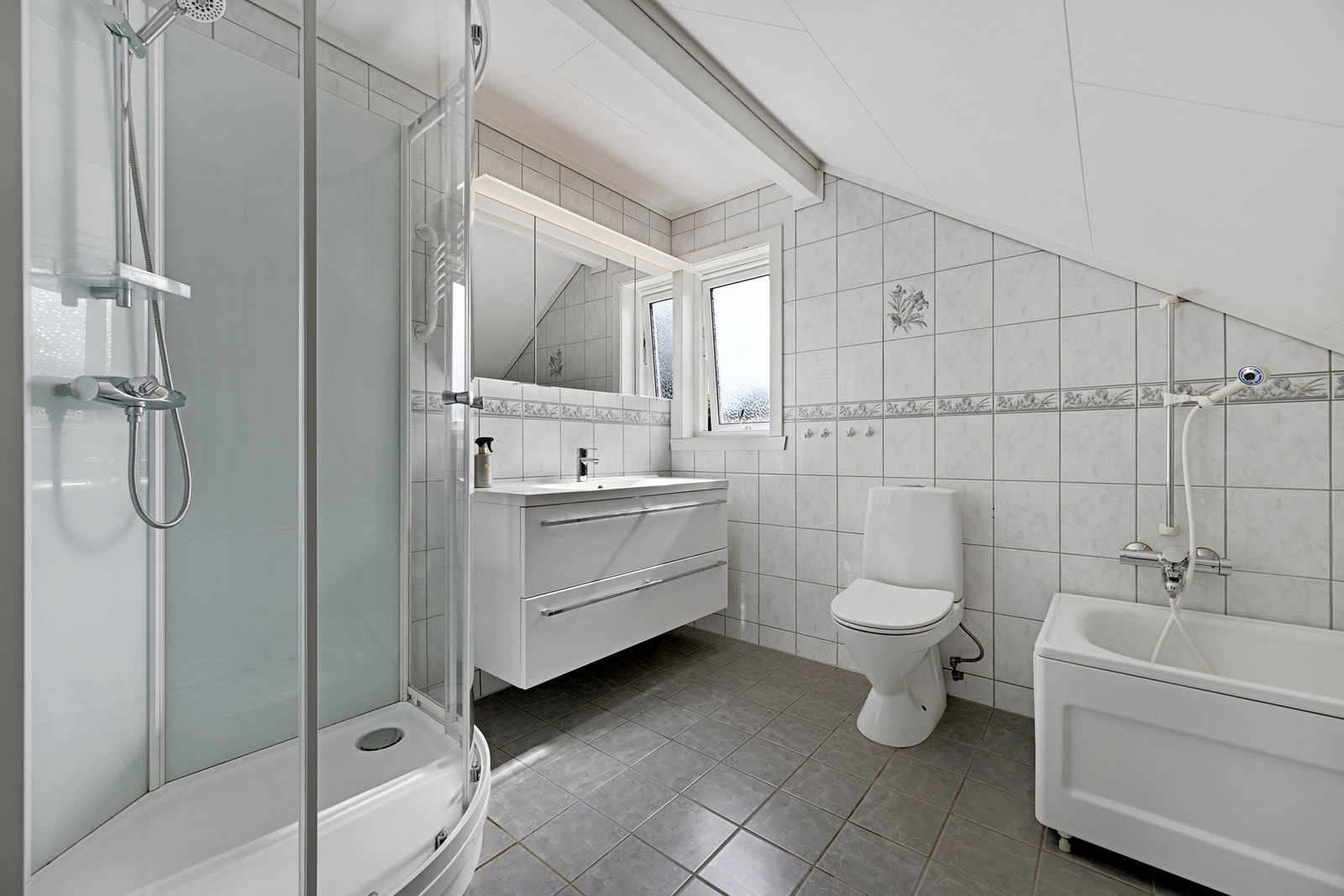 Badet i andre etasje har både dusjkabinett og badekar. Galleribilde